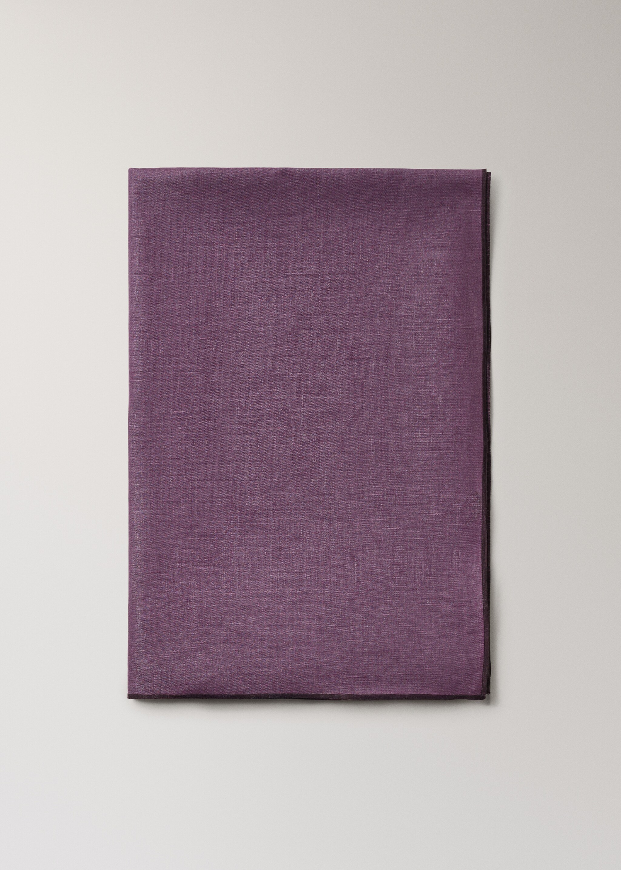 Nappe 100 %lin enduit overlock contraste pour 4 à 6 convives - Détail de l'article 3, Mûre. Ref: 17004155-00.