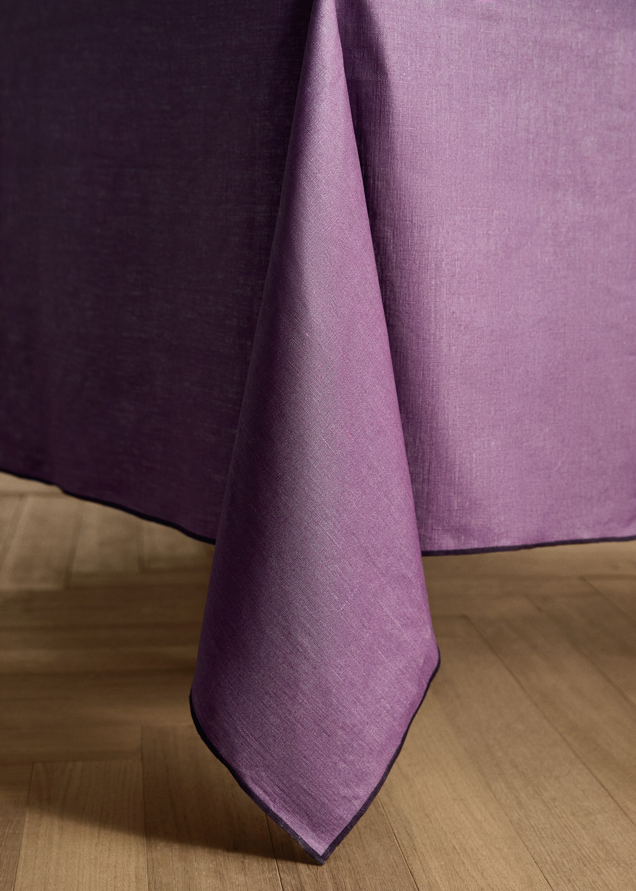 Nappe 100 %lin enduit overlock contraste pour 4 à 6 convives - Détail de l'article 8, Mûre. Ref: 17004155-00.