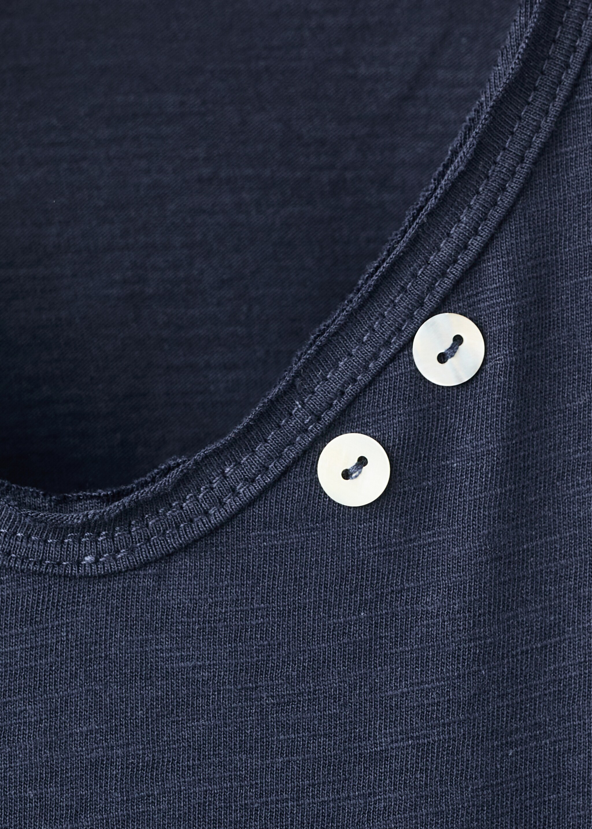 T-shirt with mother-of-pearl button detail - Details of the article 8, Navy. Ref: 17004434-00.