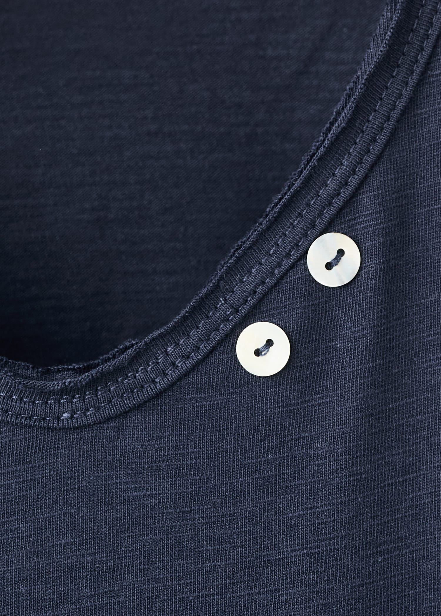 T-shirt with mother-of-pearl button detail - Details of the article 8