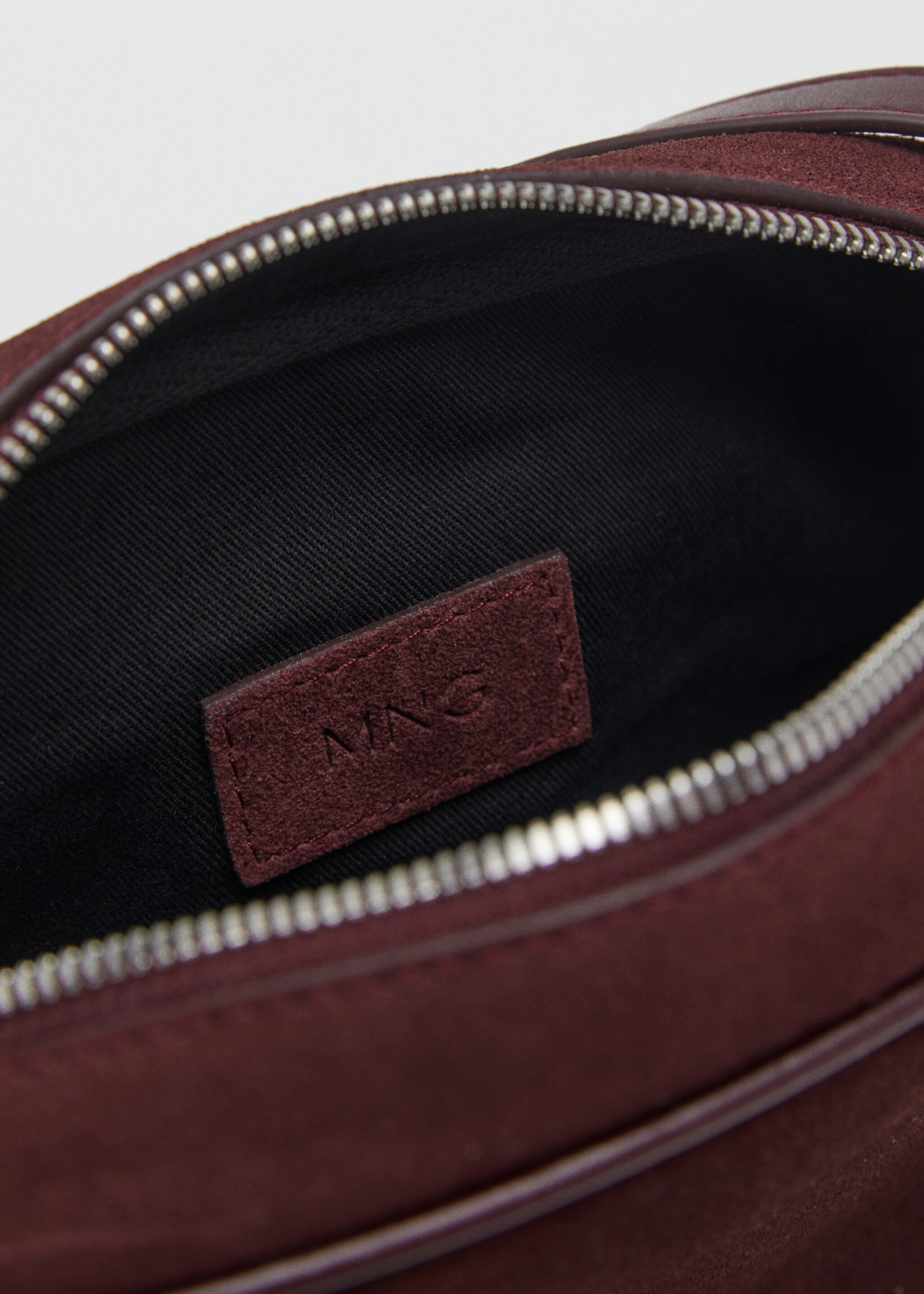 Suede leather shoulder bag - Details of the article 2, Burgundy. Ref: 17004447-00.