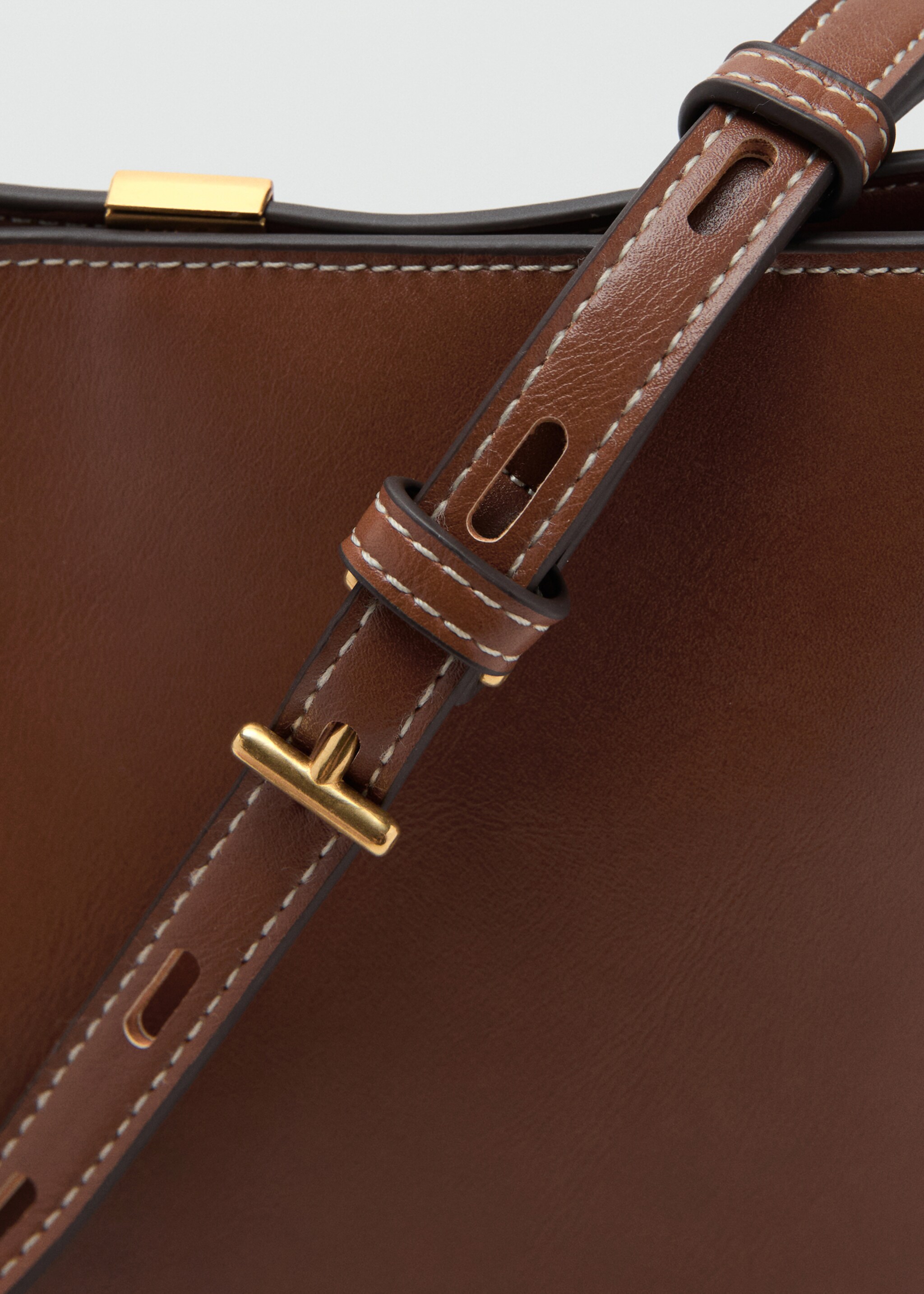 Bucket bag with metal detail - Details of the article 2, Leather. Ref: 17004449-00.
