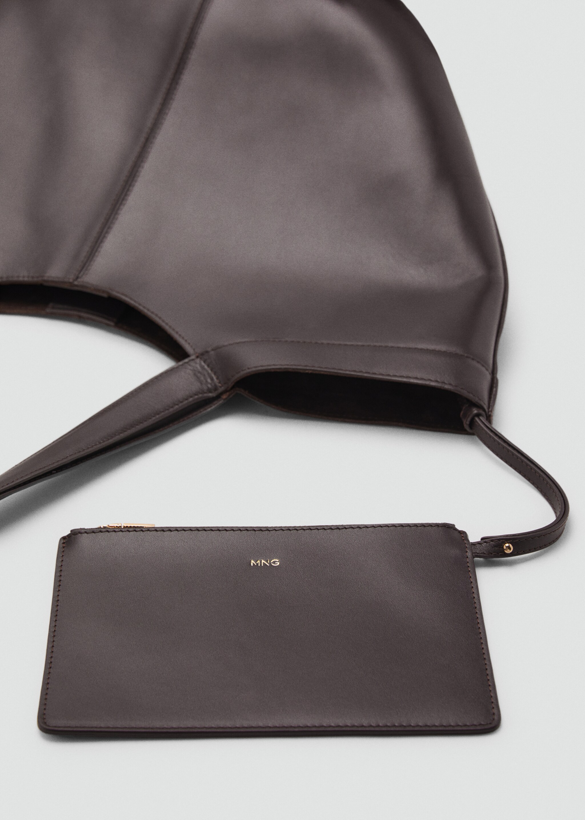 Large leather shoulder bag - Details of the article 1, Chocolate. Ref: 17004454-00.