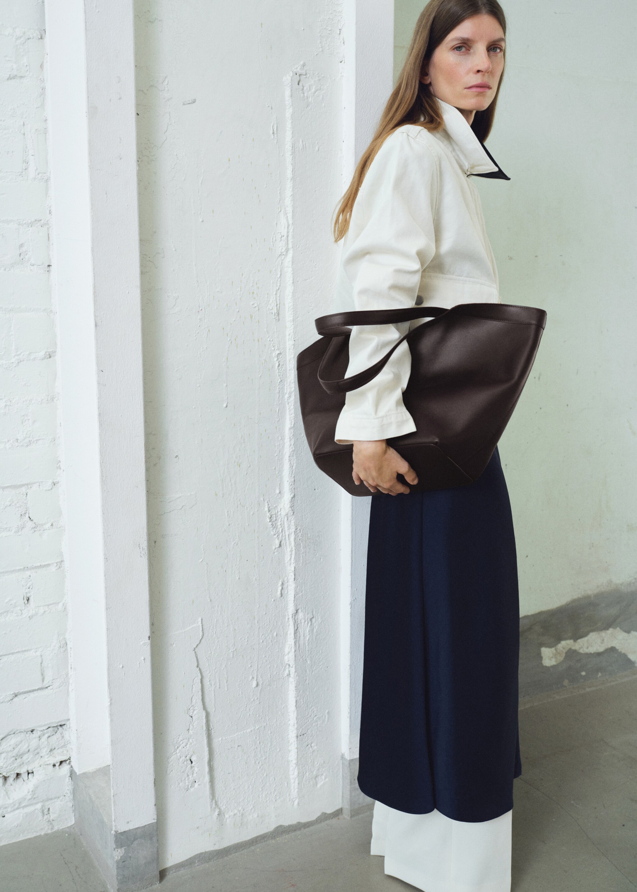 Large leather shoulder bag - Details of the article 9, Chocolate. Ref: 17004454-00.
