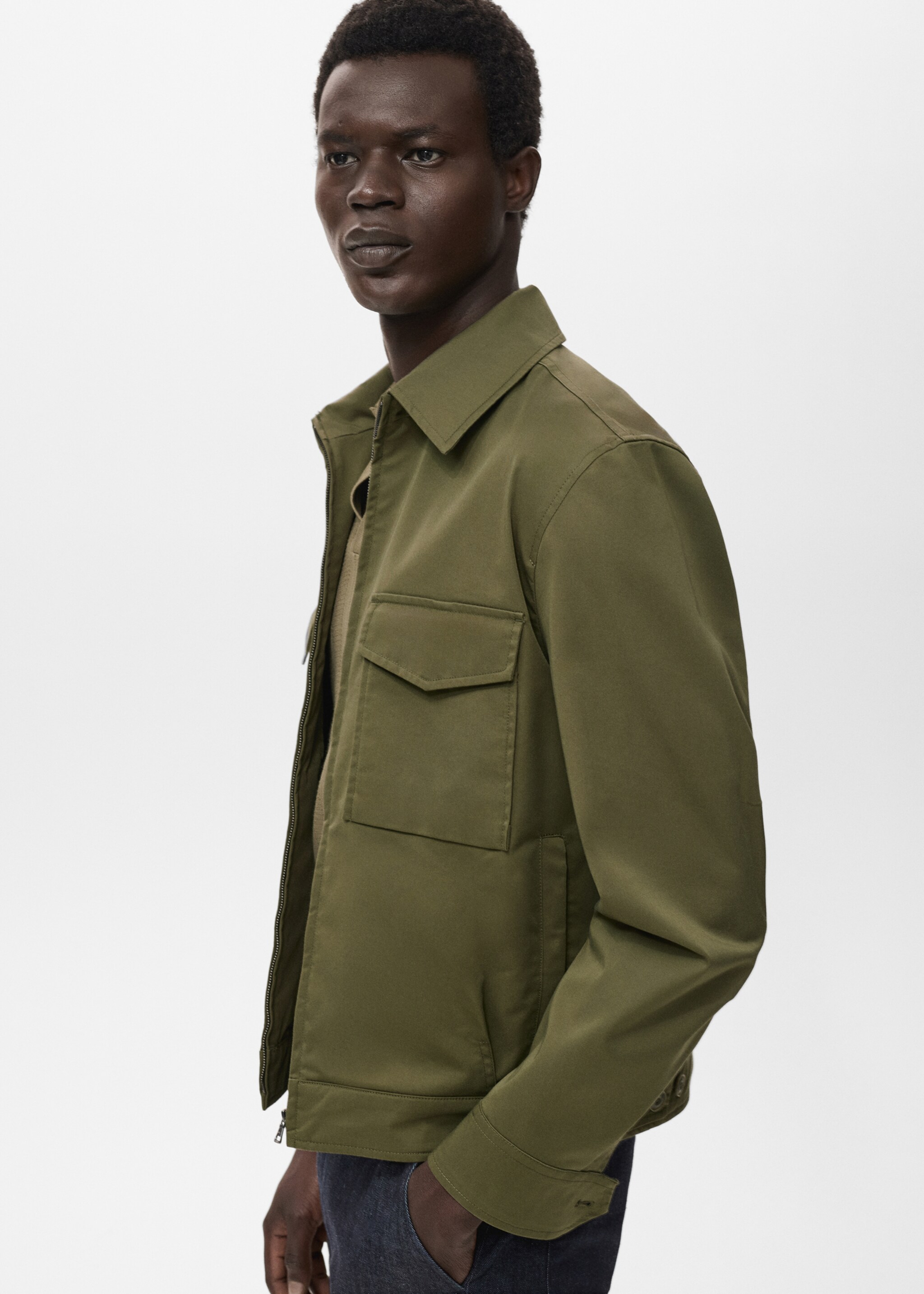 Cotton jacket with pockets - Details of the article 2, Olive Green. Ref: 17005142-00.