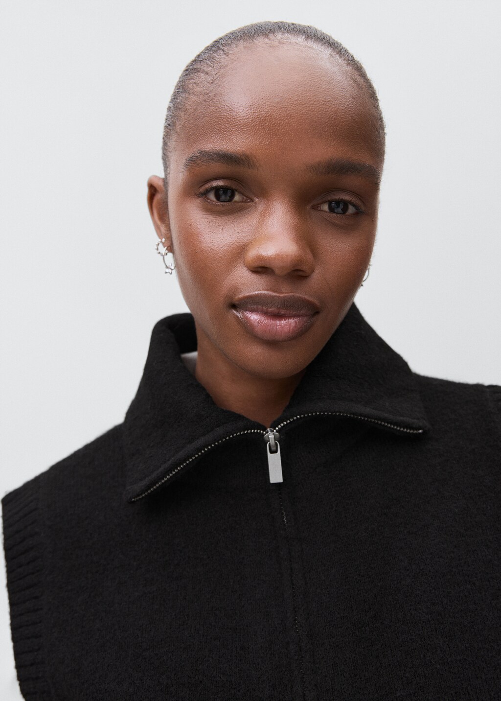 Perkins-neck knitted vest