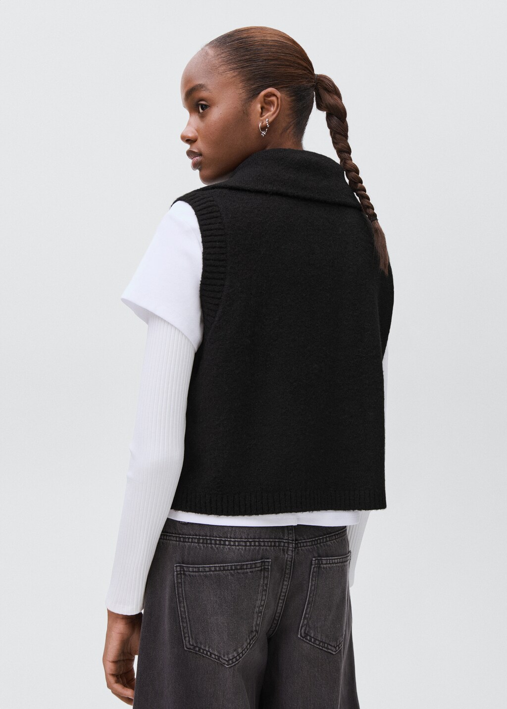 Perkins-neck knitted vest