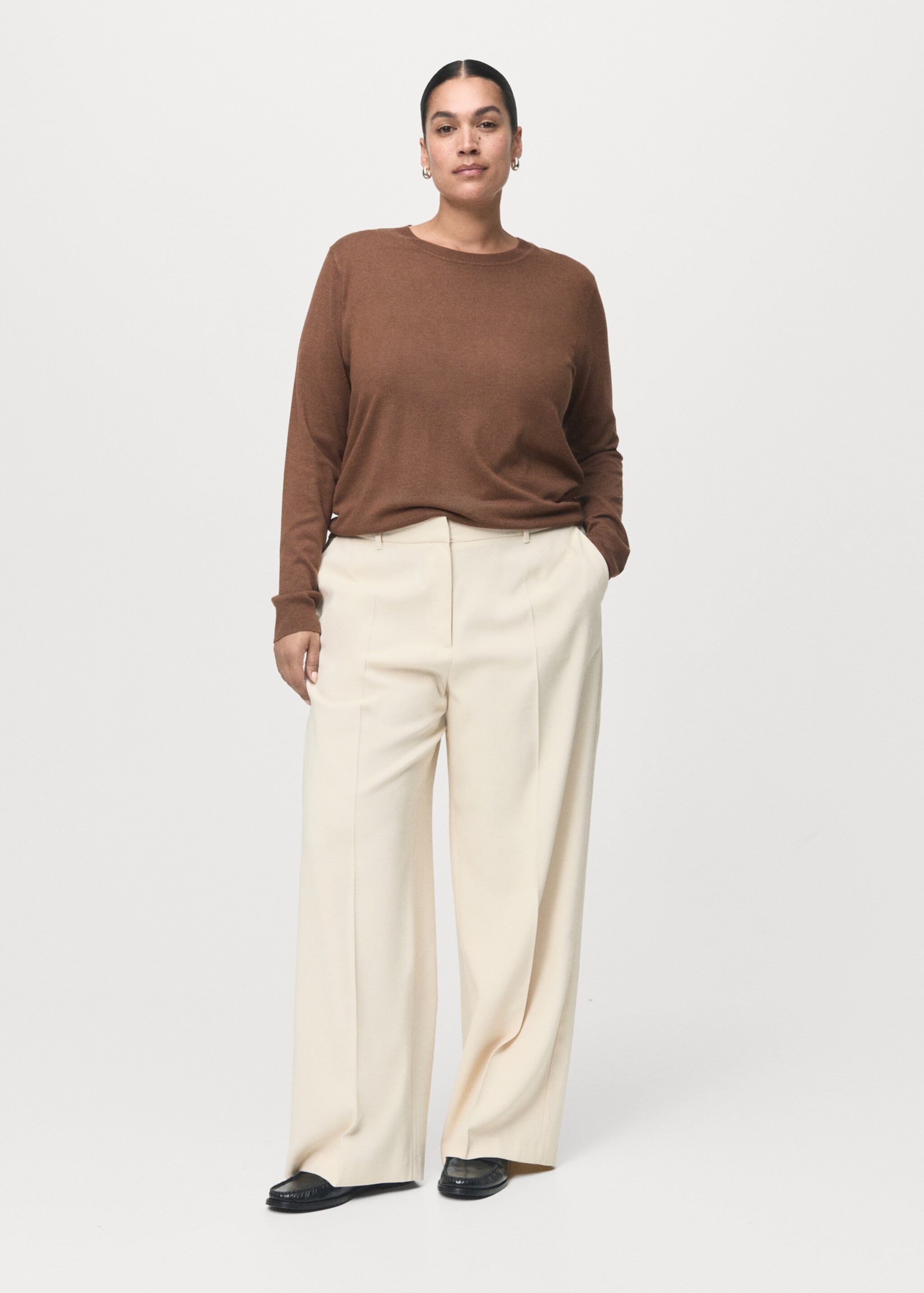 Fine-knit crew-neck sweater - Details of the article 3, Tobacco Brown. Ref: 17005817-00.