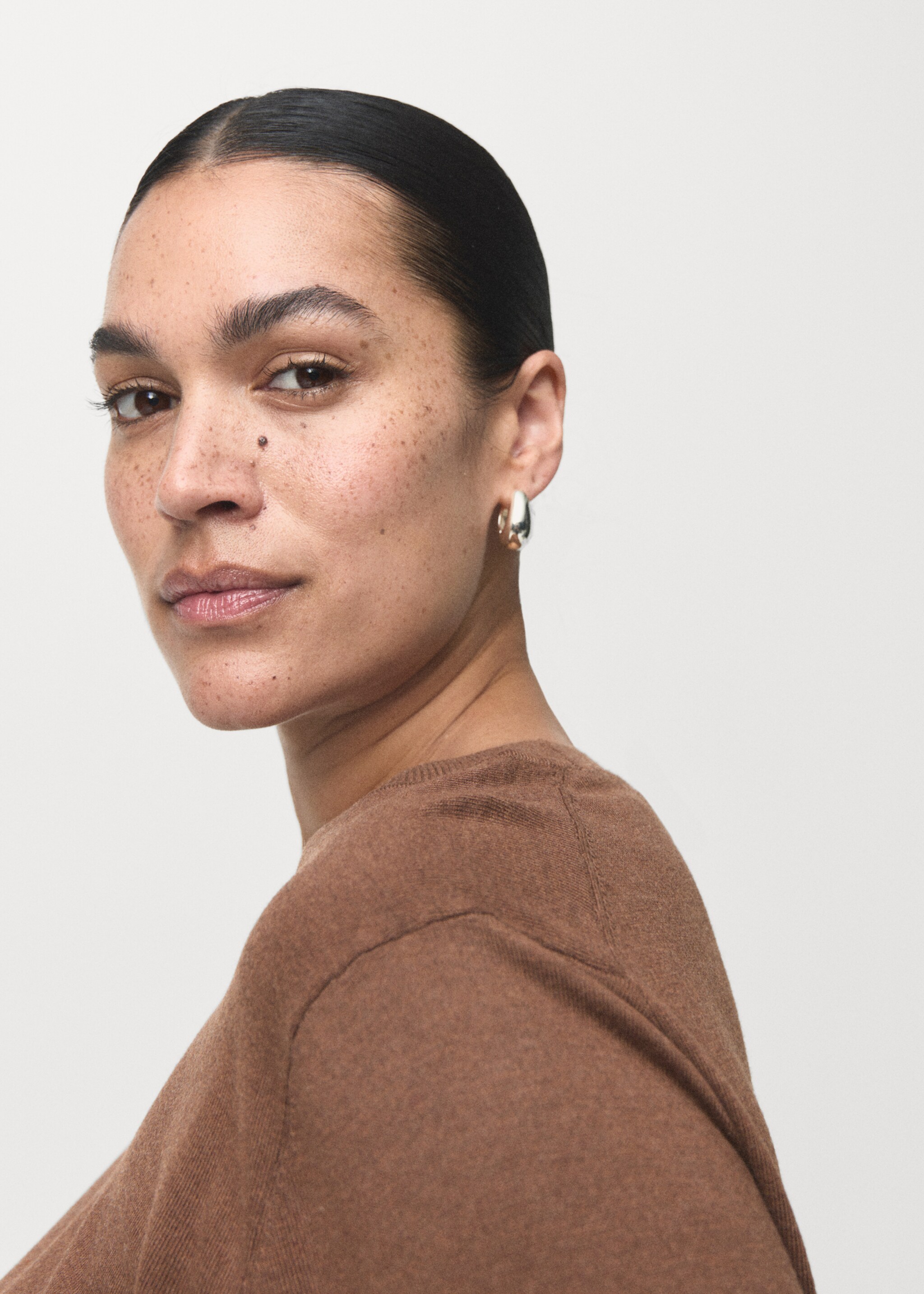 Fine-knit crew-neck sweater - Details of the article 4, Tobacco Brown. Ref: 17005817-00.