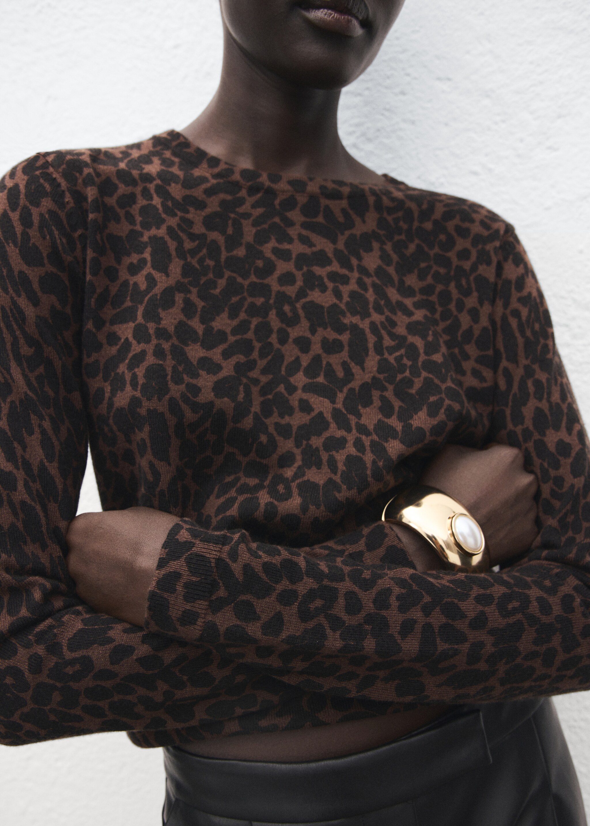 Ribbed leopard-print sweater - Details of the article 6, Chocolate. Ref: 17005832-00.