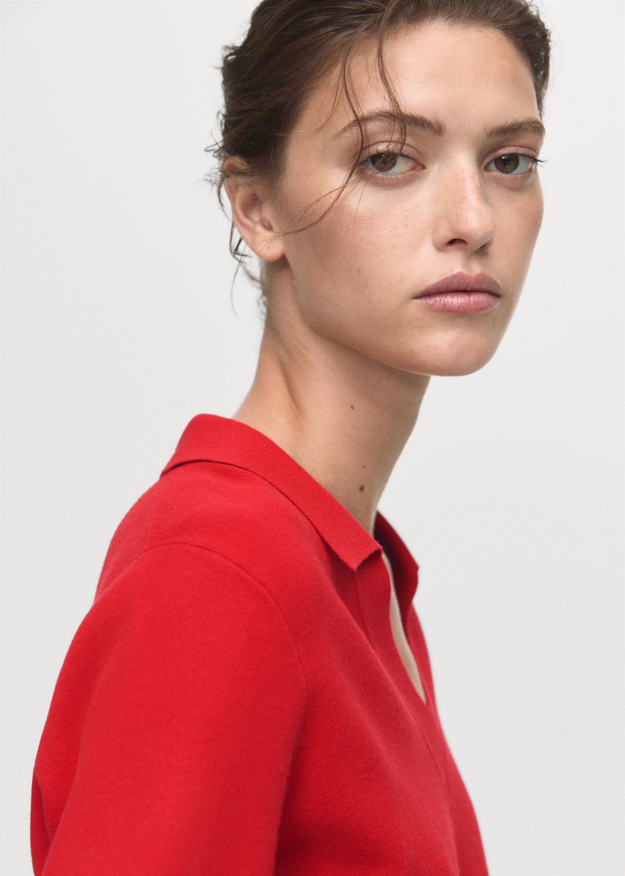 Fine-knit V-neck sweater - Details of the article 1, Red. Ref: 17005833-00.