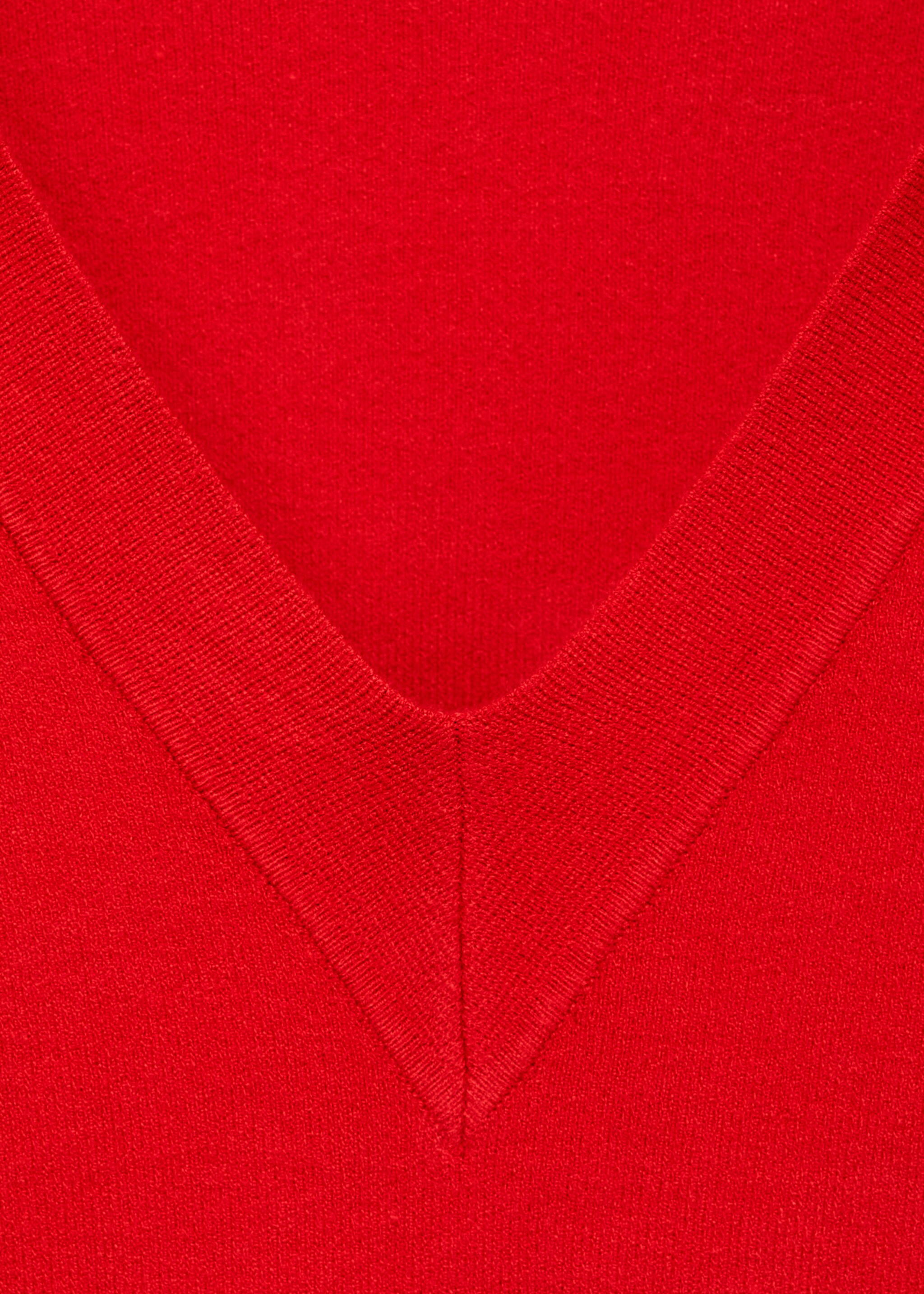 Fine-knit V-neck sweater - Details of the article 8, Red. Ref: 17005833-00.