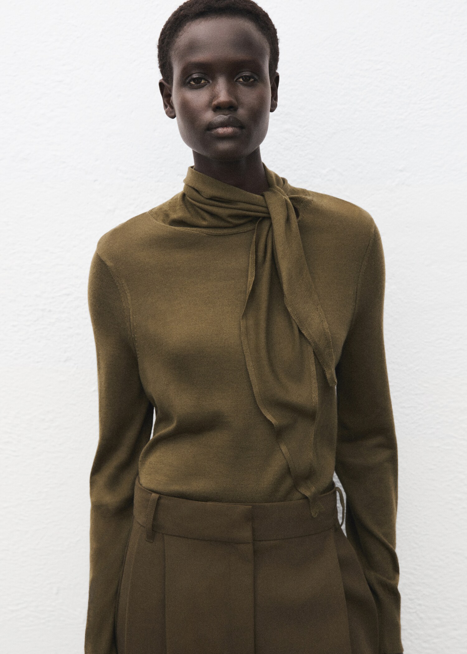 Pull col roulé avec nœud - Plan moyen