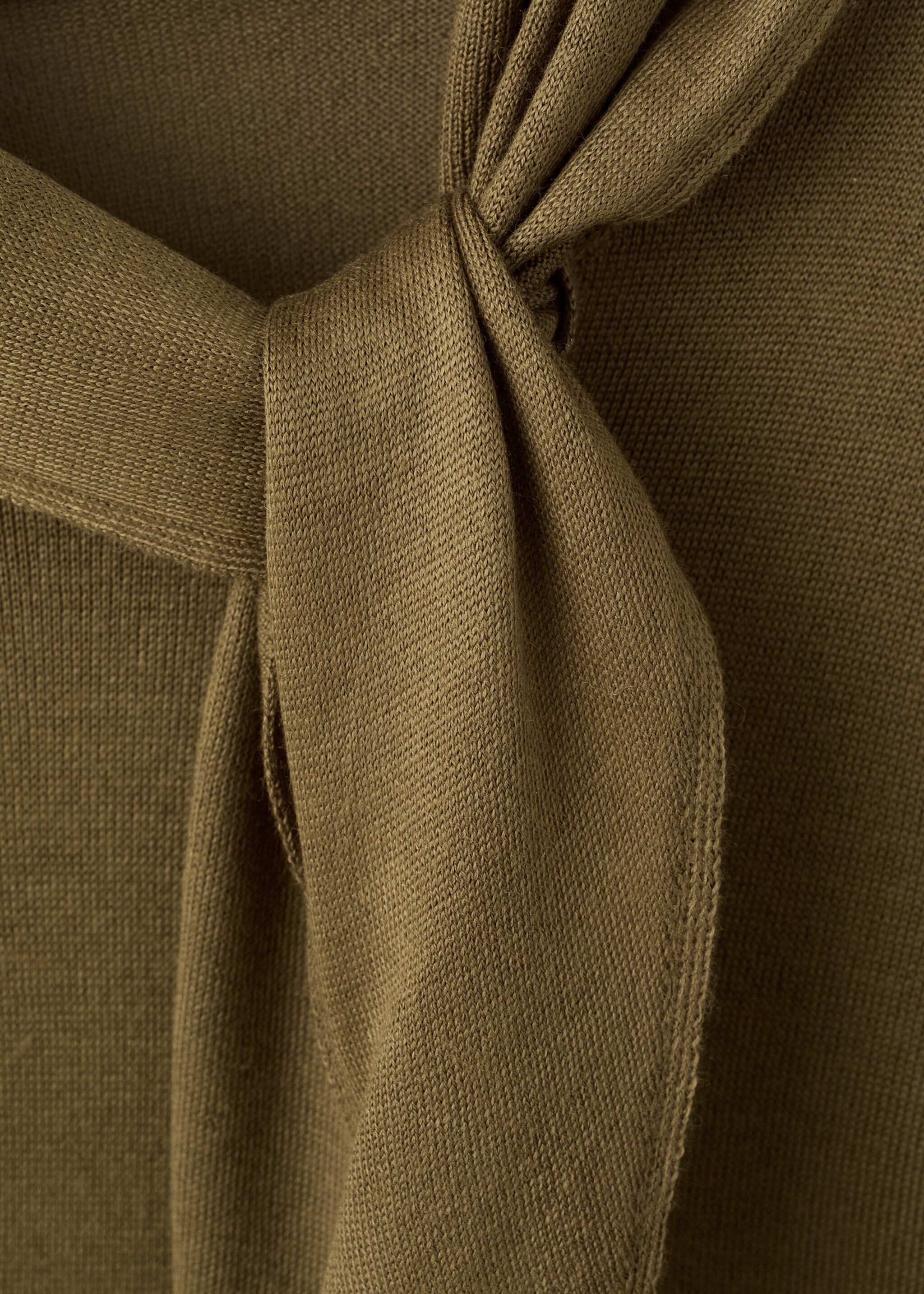 Pull col roulé avec nœud - Détail de l'article 8, Olive. Ref: 17005837-00.