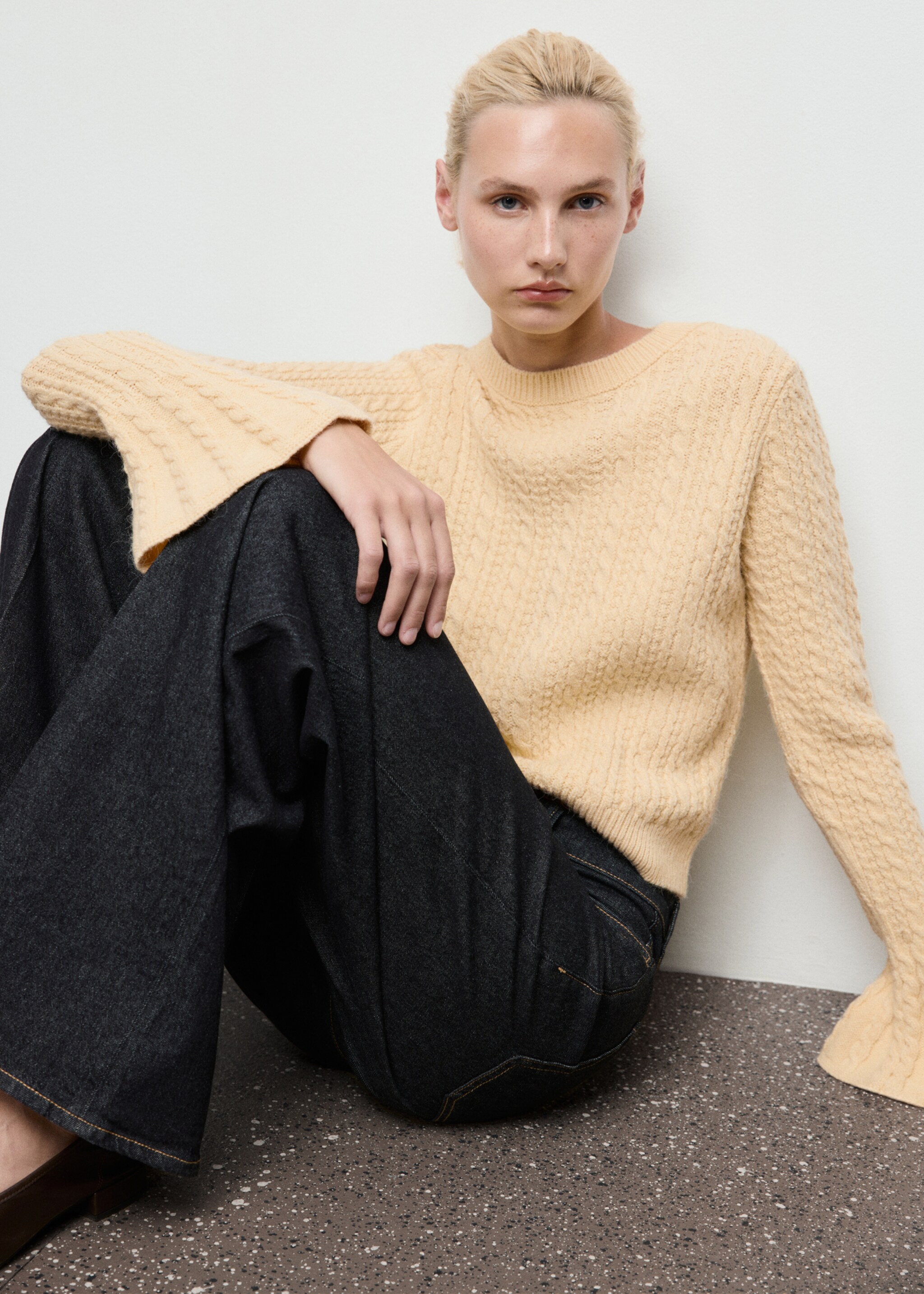 Cable-knit sweater with flared sleeves - Details of the article 2, Pastel Yellow. Ref: 17005843-00.