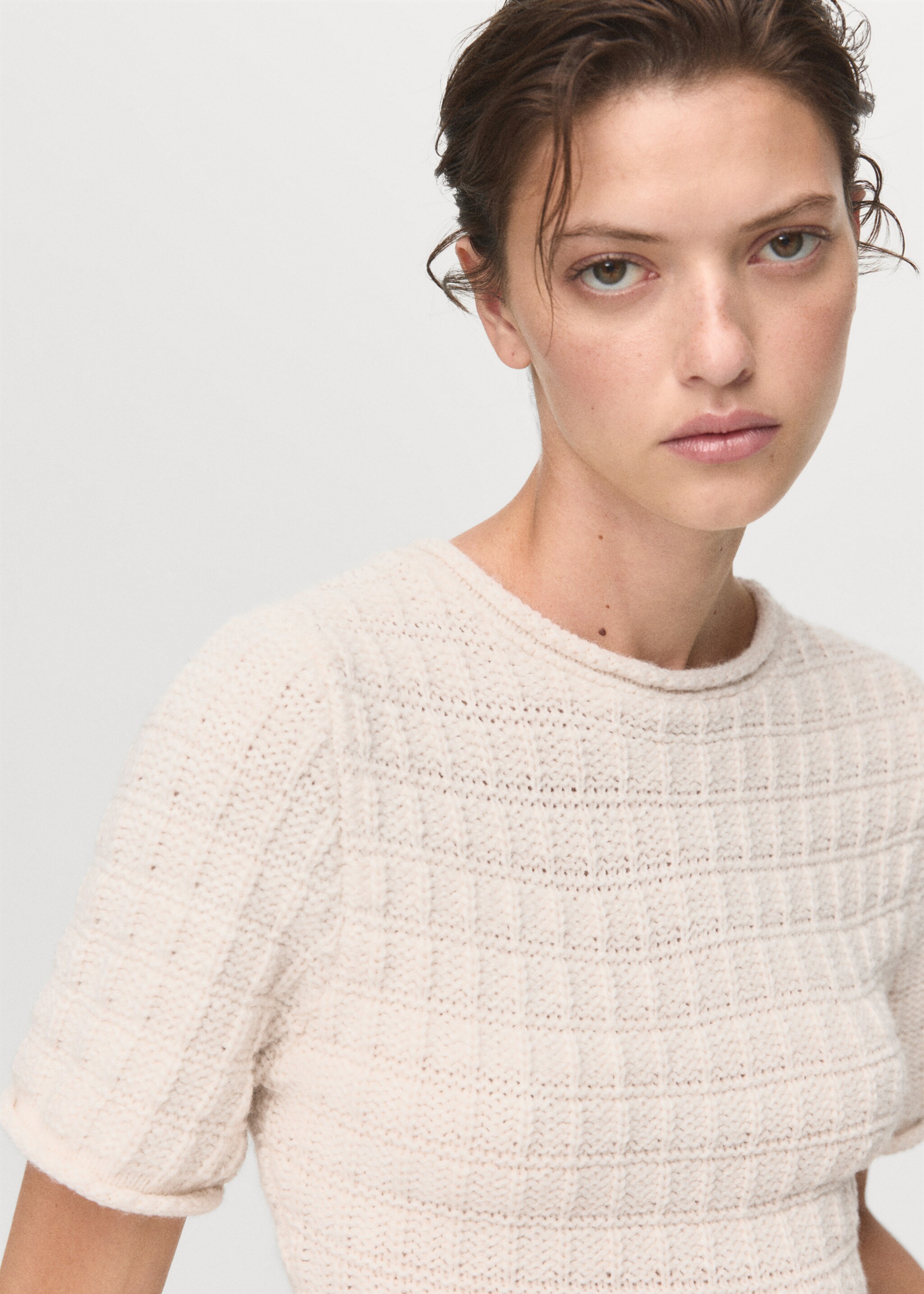 Textured ruffle sweater - Details of the article 1, Ecru. Ref: 17005844-00.