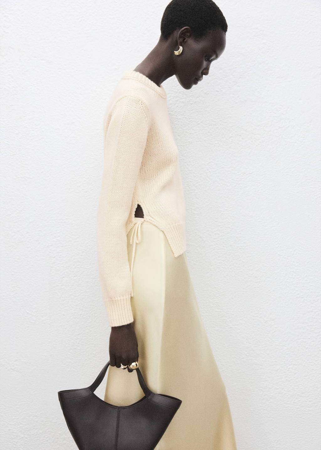 Knitted sweater with tie slits