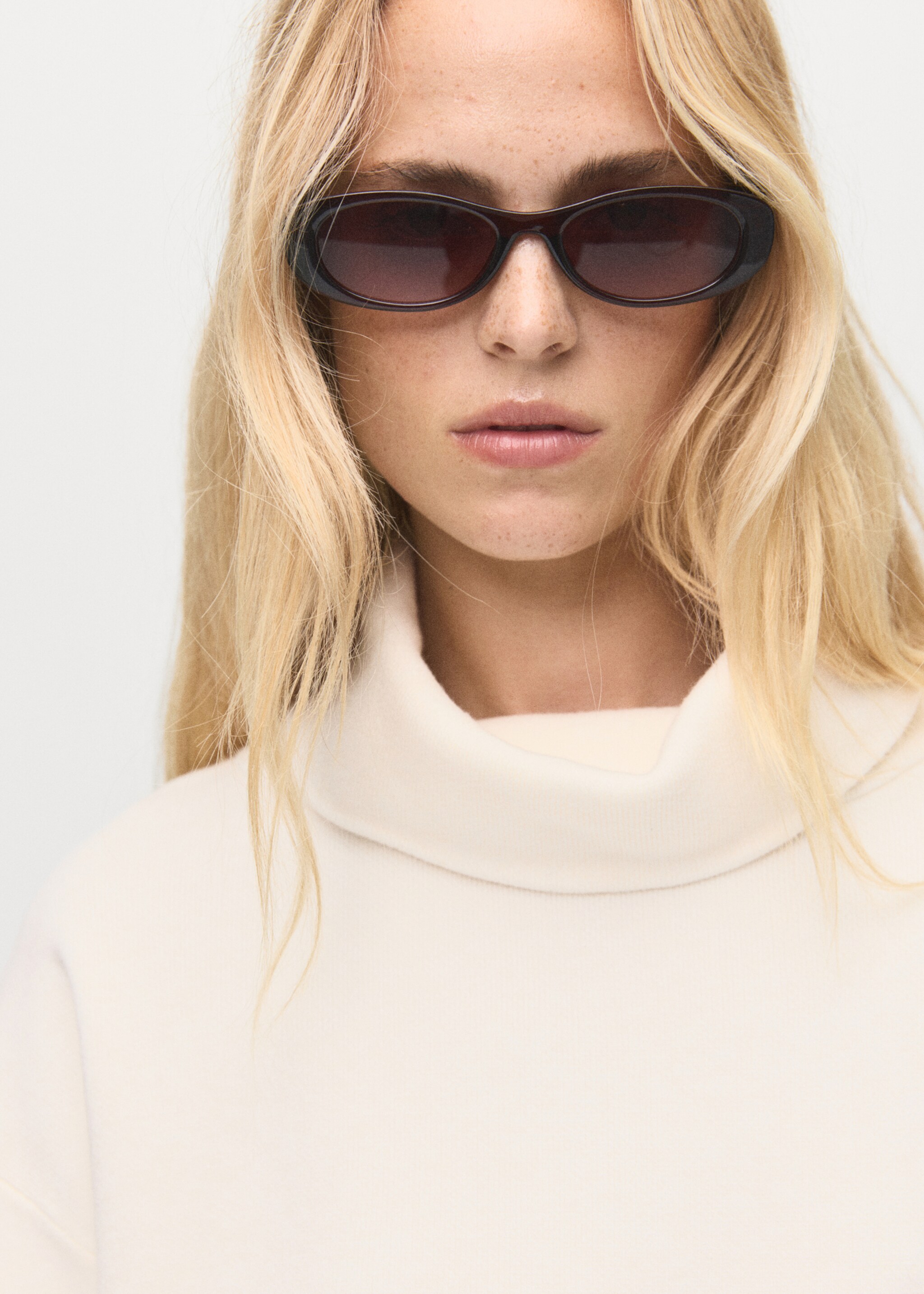 Short-sleeved turtleneck sweater - Details of the article 1, Ecru. Ref: 17005852-00.