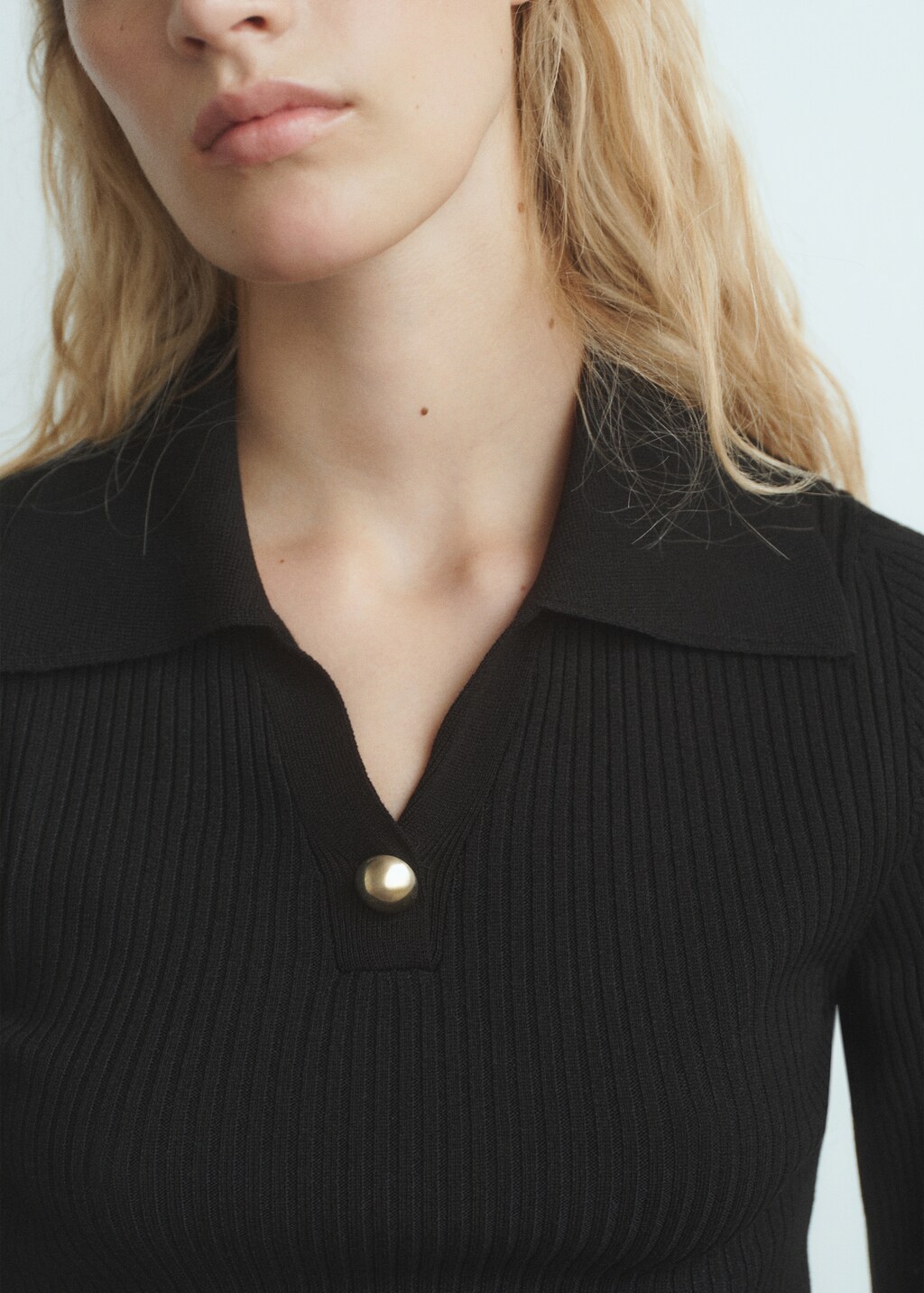 Ribbed sweater with jewel button