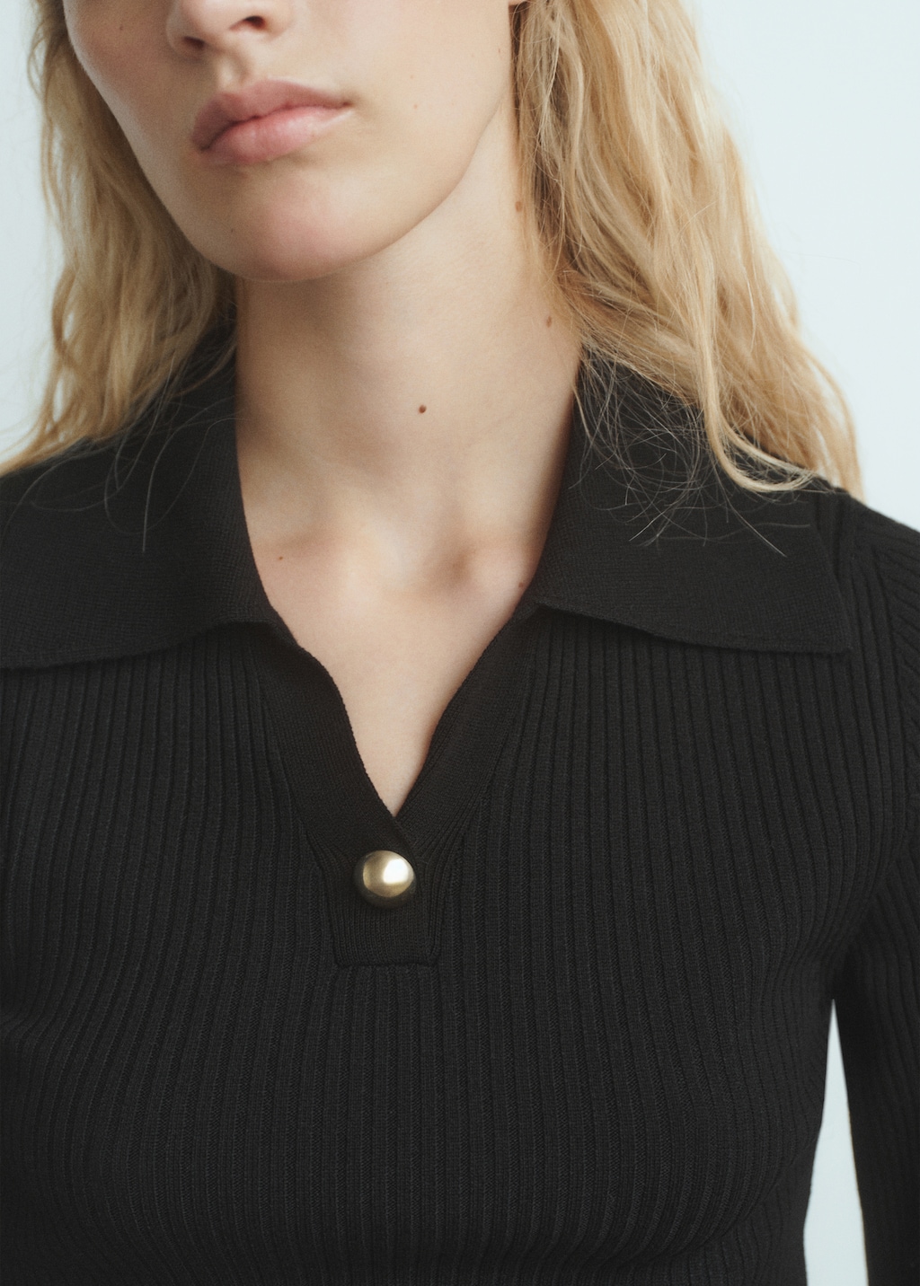 Ribbed sweater with jewel button