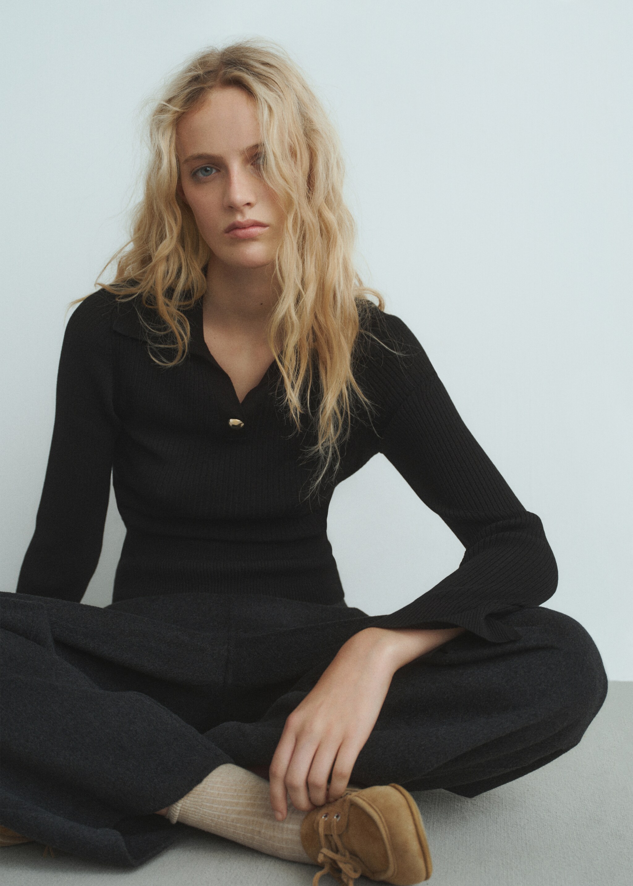 Ribbed sweater with jewel button - Details of the article 2, Black. Ref: 17005853-00.