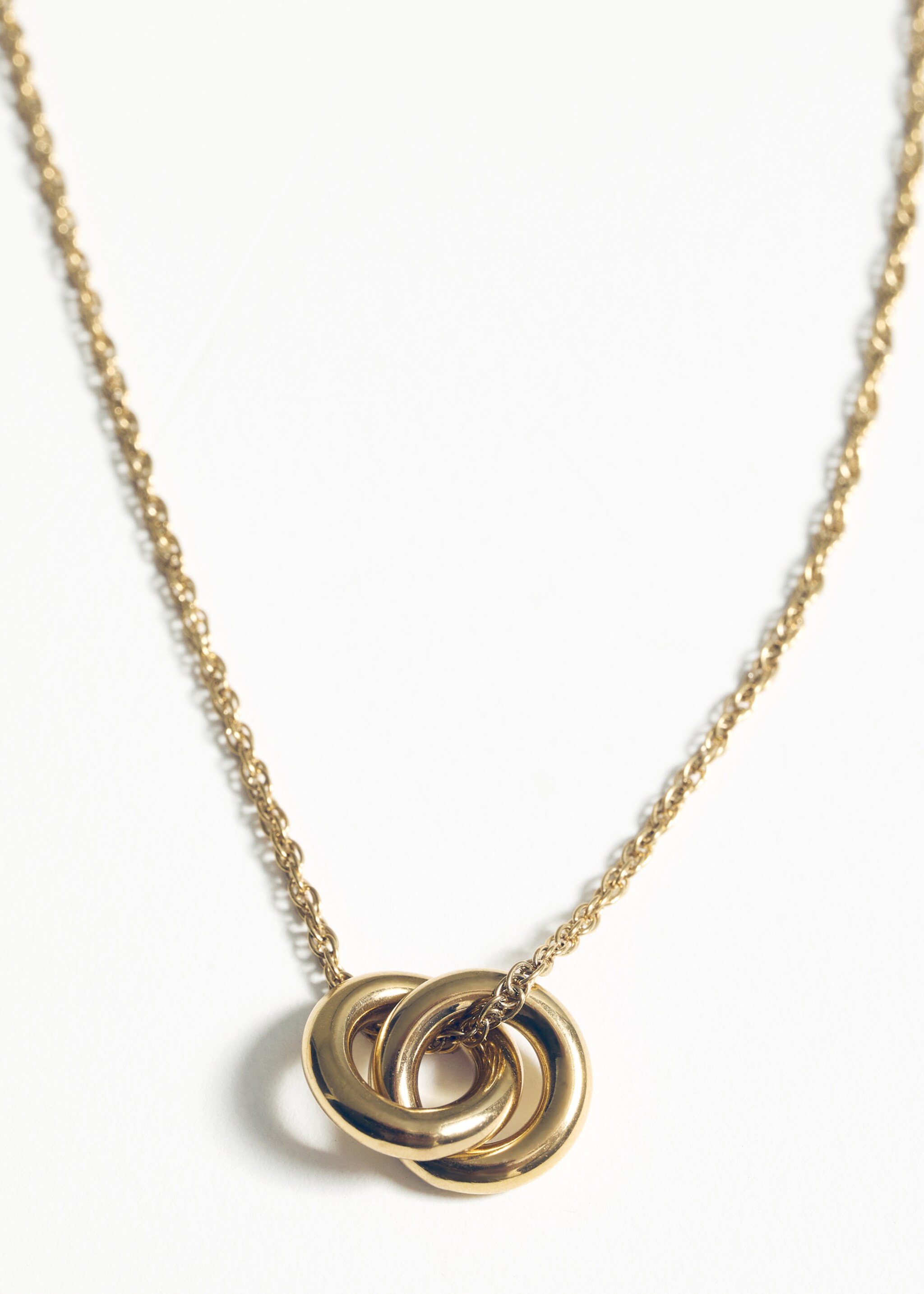 Interwoven hoops necklace - Details of the article 5, Gold. Ref: 17006000-00.