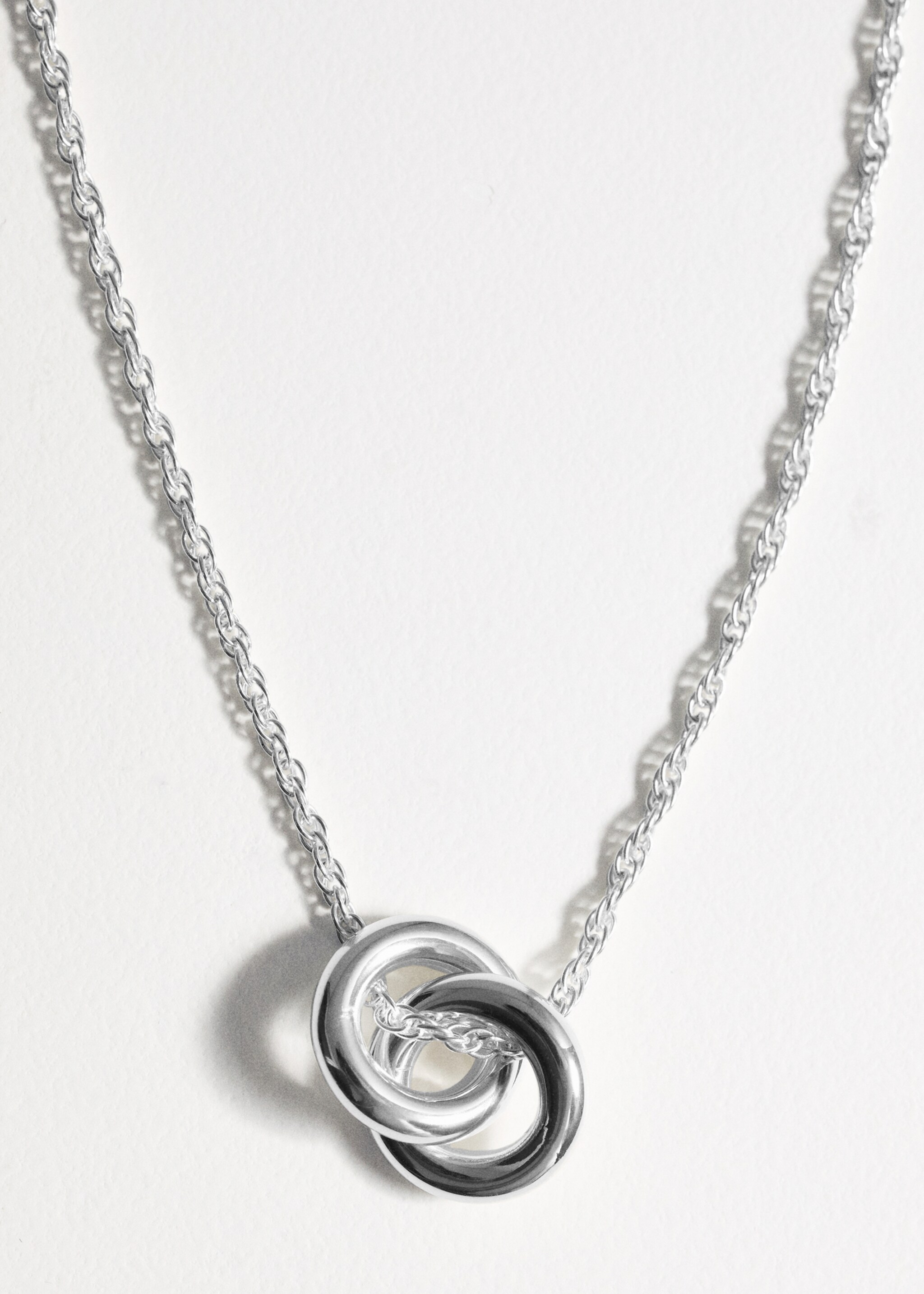 Interwoven hoops necklace - Details of the article 5, Silver. Ref: 17006000-00.