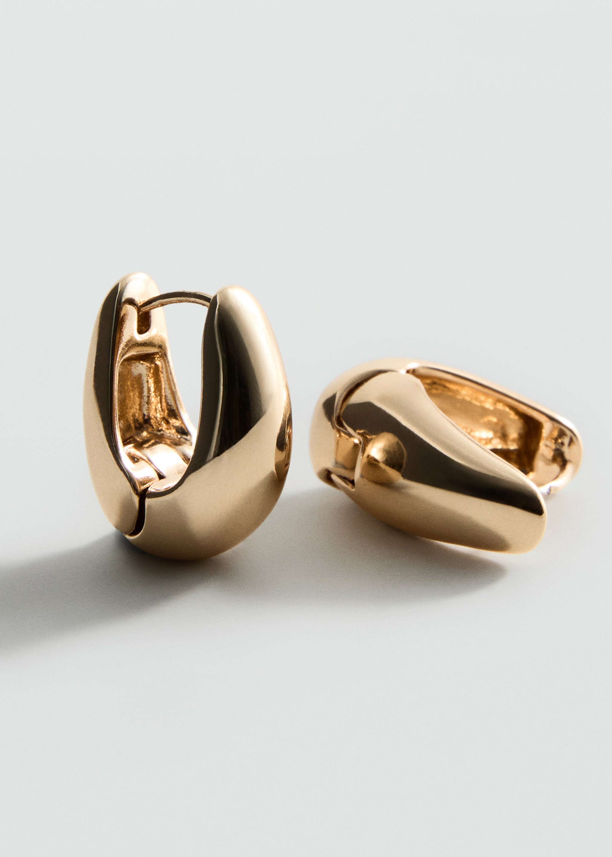 Volume hoop earrings - Medium plane, Gold. Ref: 17006004-00.
