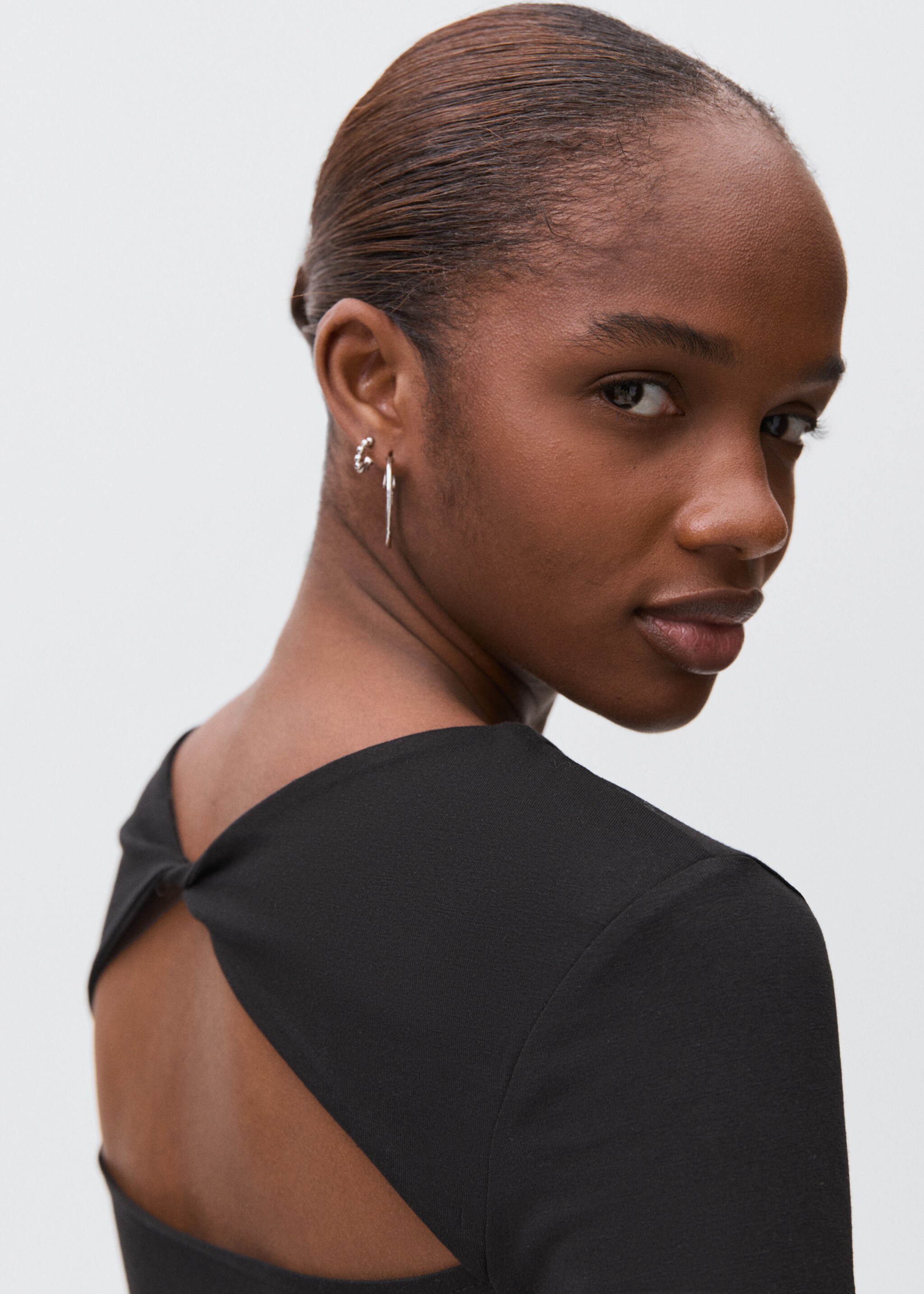 T-shirt with open back - Details of the article 1, Black. Ref: 17006351-00.