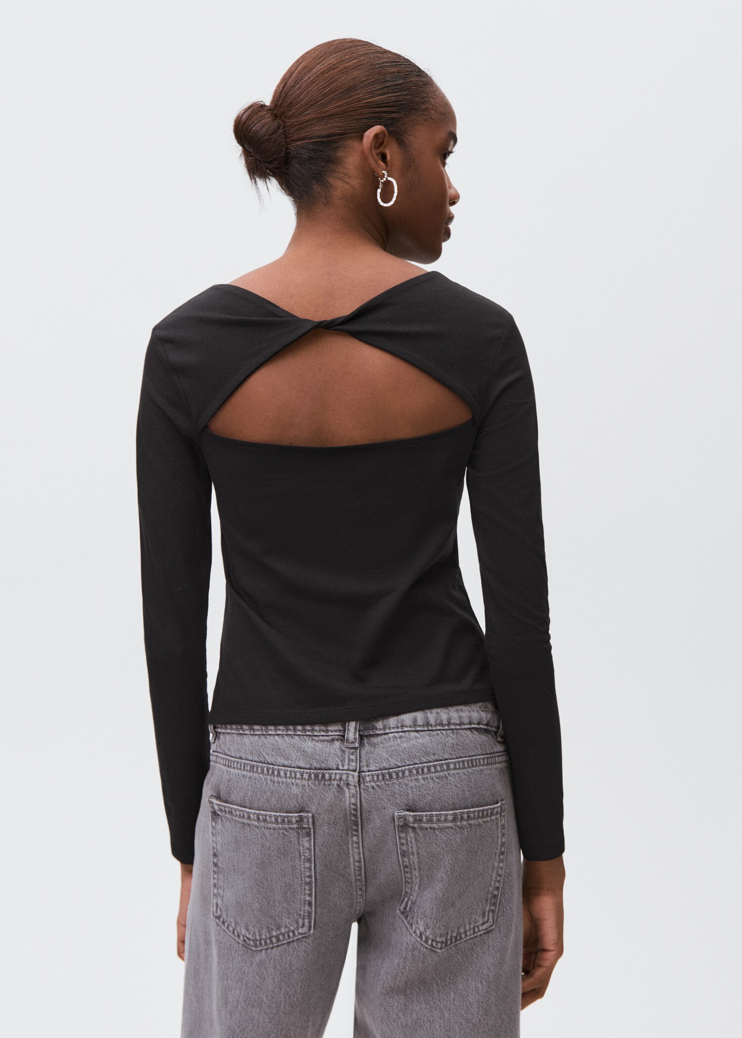 T-shirt with open back - Reverse of the article