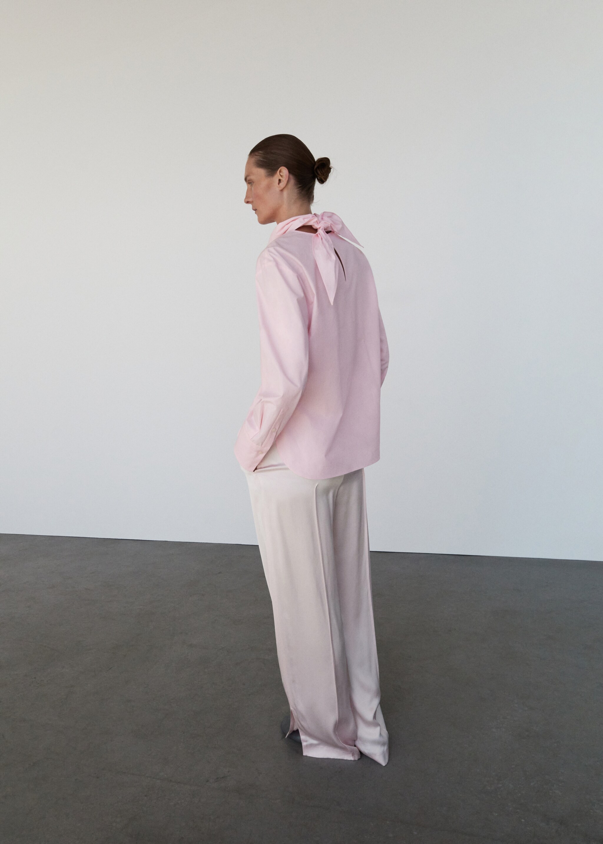 Satin trousers with side openings - Reverse of the article, Pastel Pink. Ref: 17006364-00.