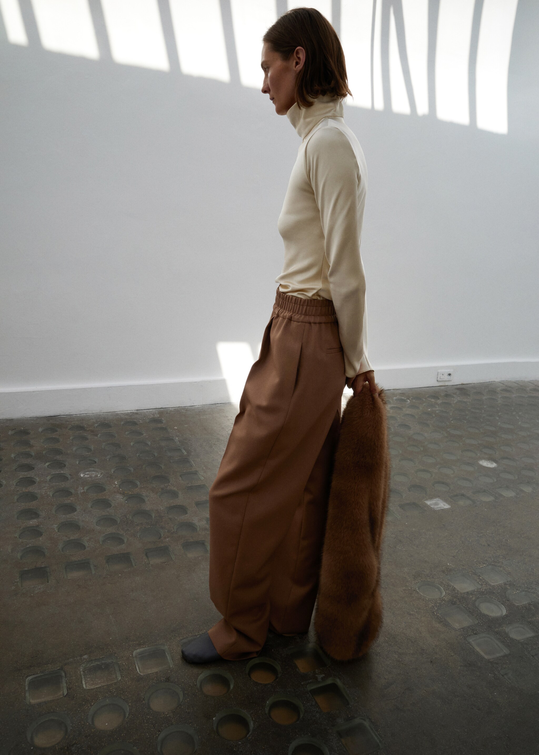 100% wool trousers with elastic waist - Details of the article 6, Medium Brown. Ref: 17006365-00.
