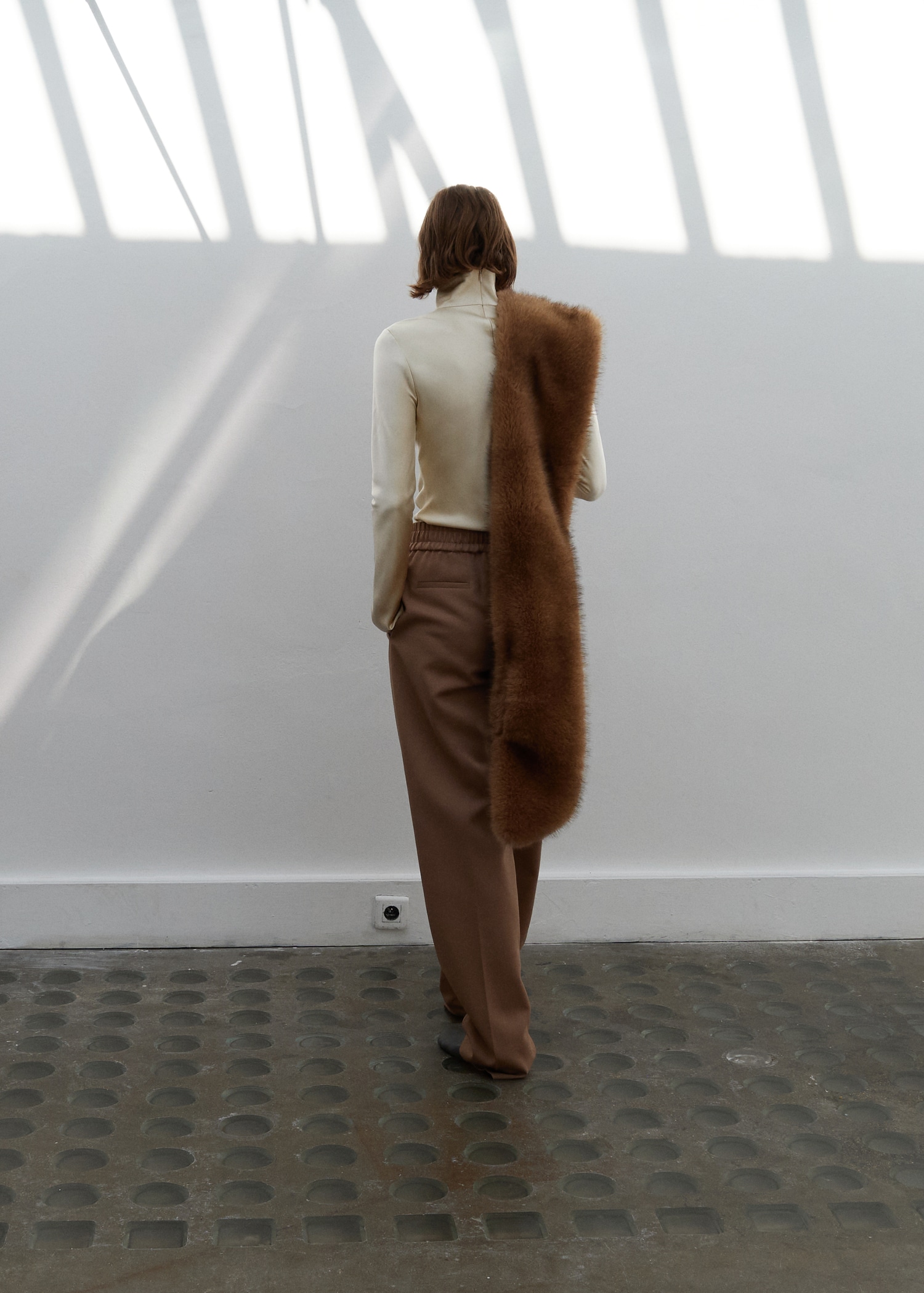 100% wool trousers with elastic waist - Reverse of the article