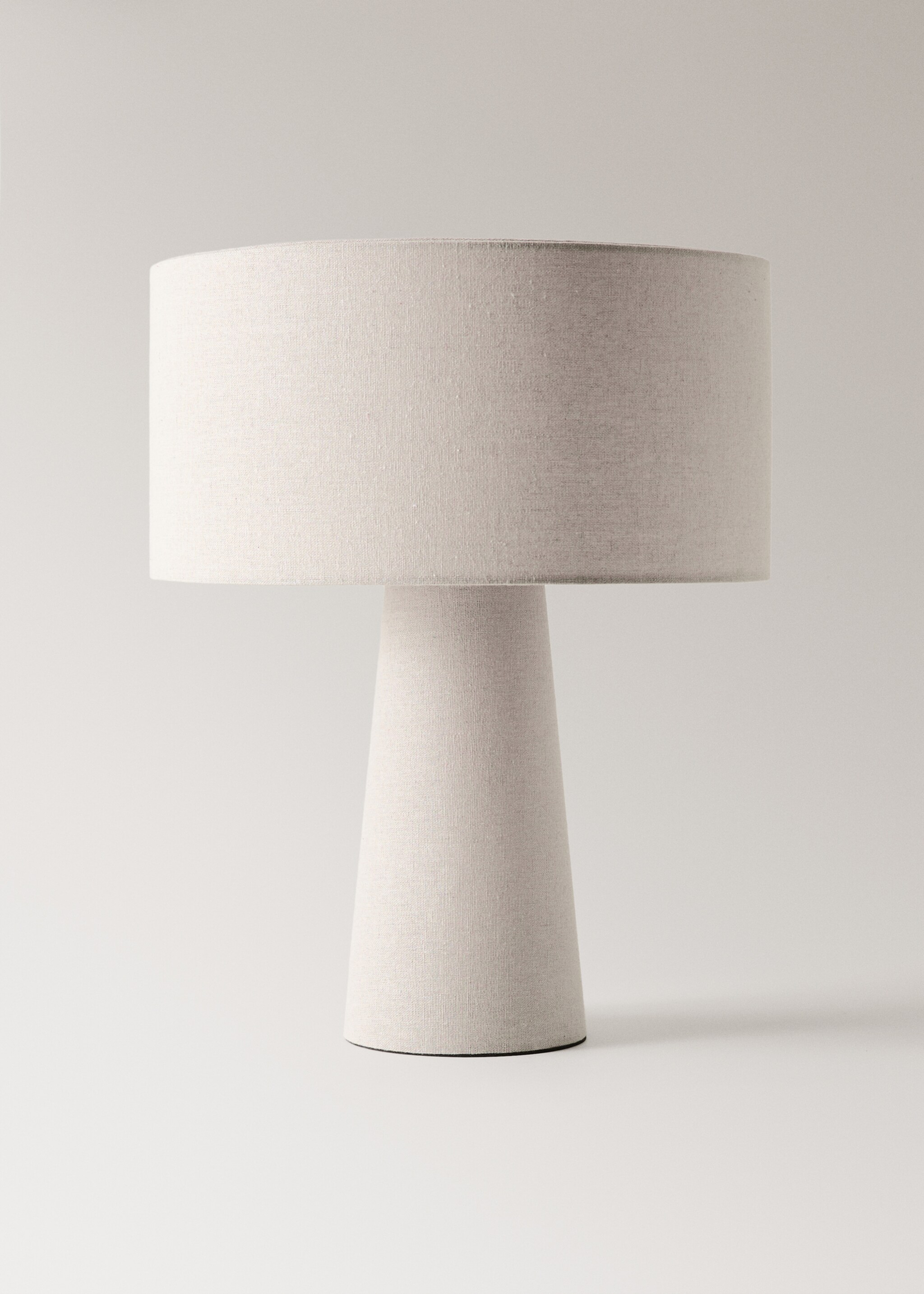 Grande lampe de table en tissu - Article sans modèle, Beige. Ref: 17006729-00.
