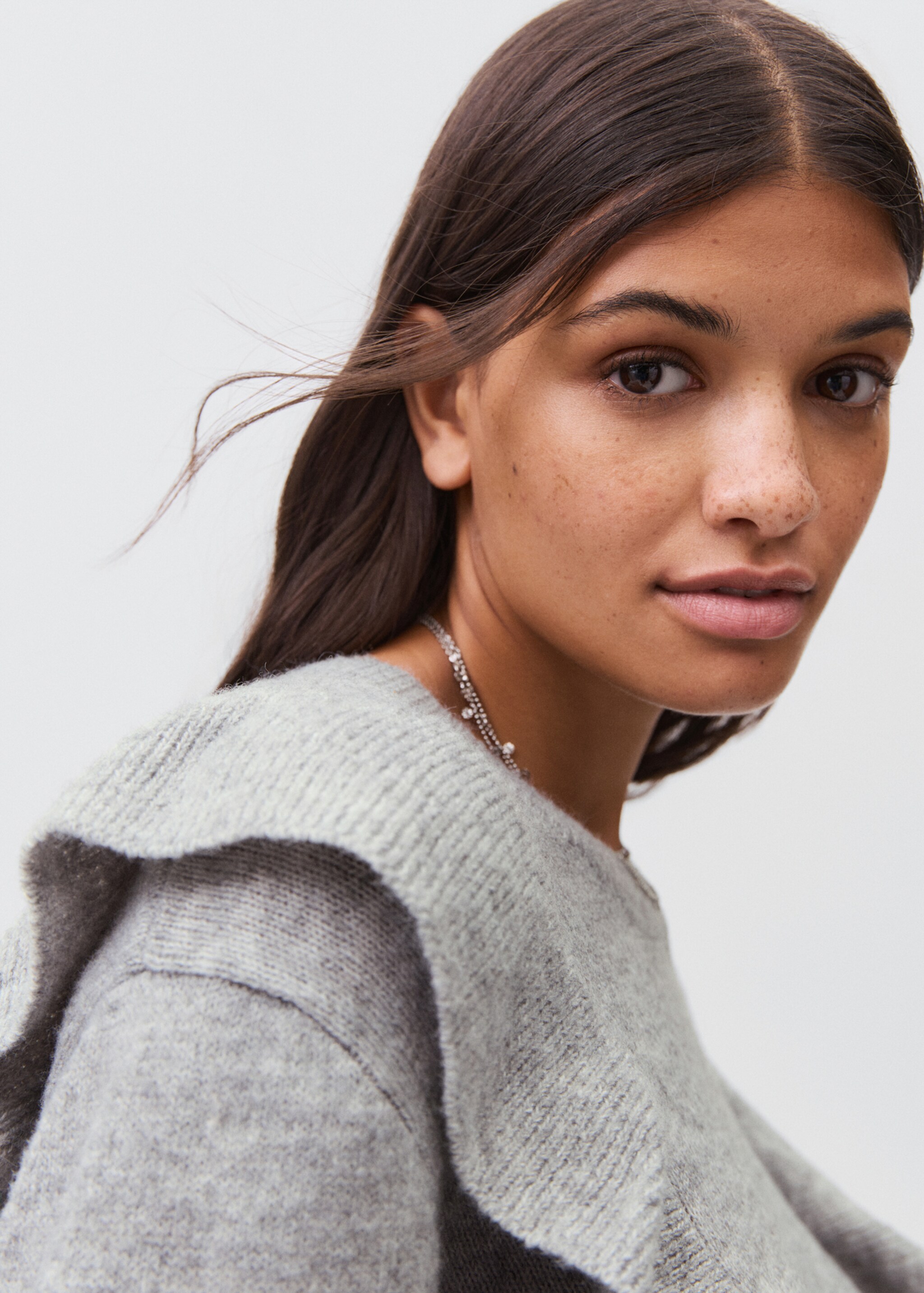 Ruffle knitted sweater - Details of the article 1, Medium Heather Grey. Ref: 17007132-00.