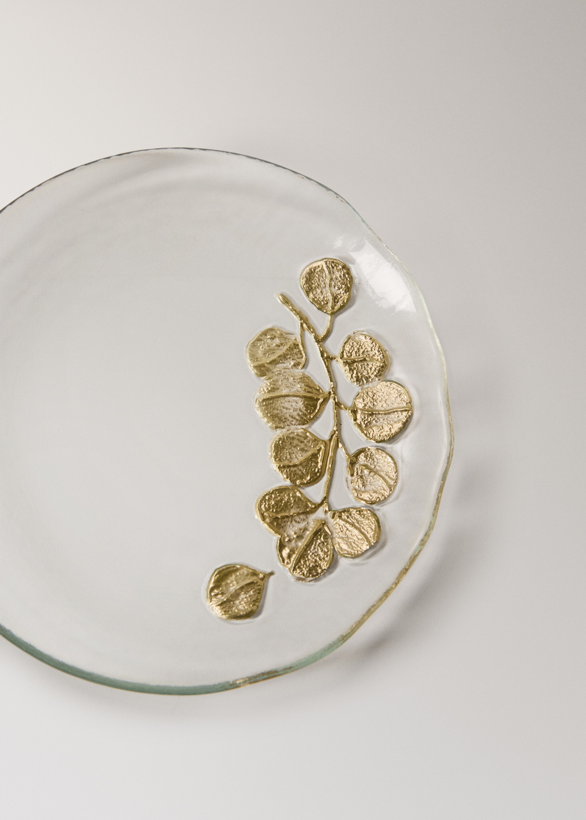 Glass dessert plate with eucalyptus detail - Details of the article 1, Gold. Ref: 17007780-00.