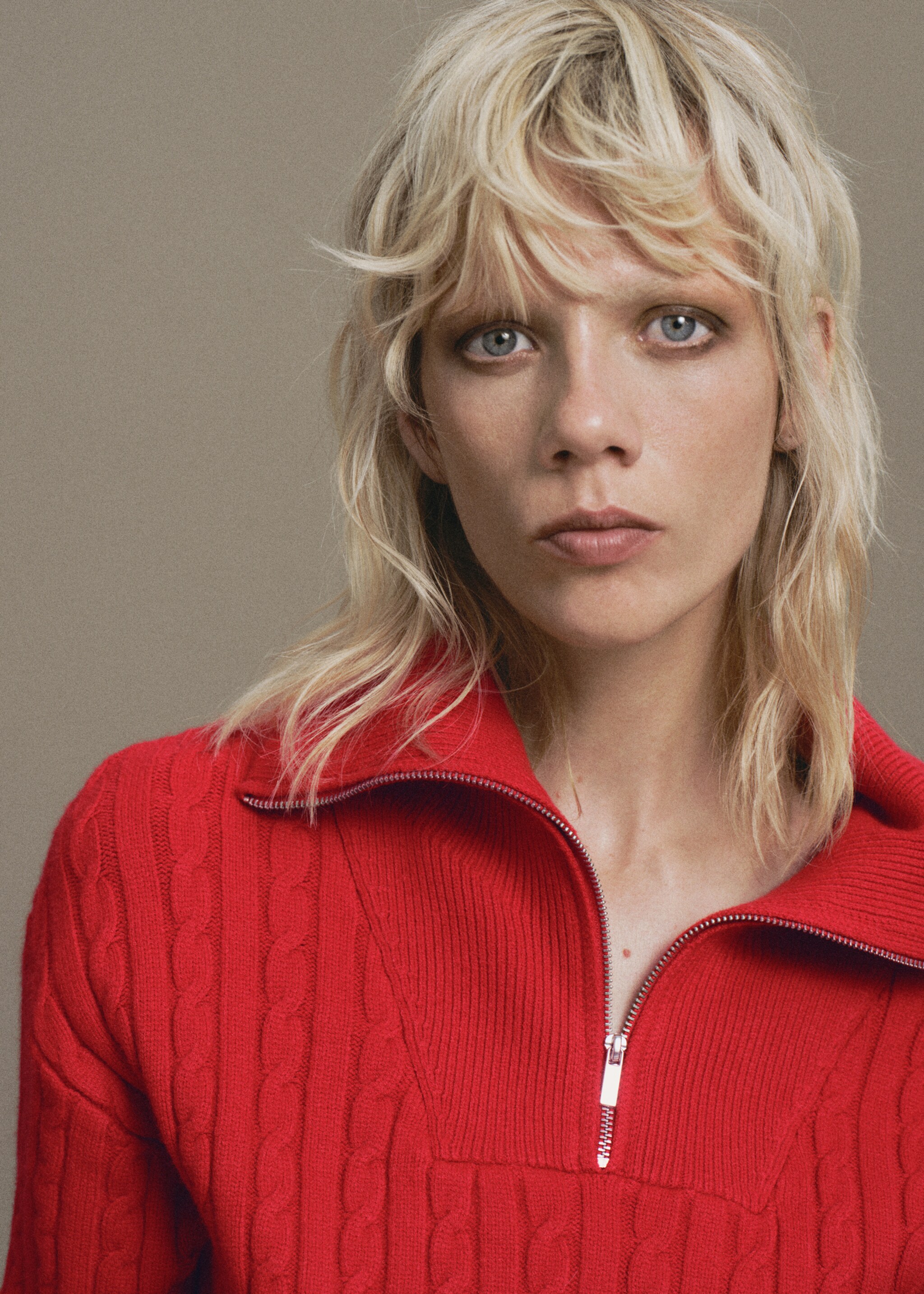 Cable knit zip neck jumper - Details of the article 1, Red. Ref: 17007785-00.