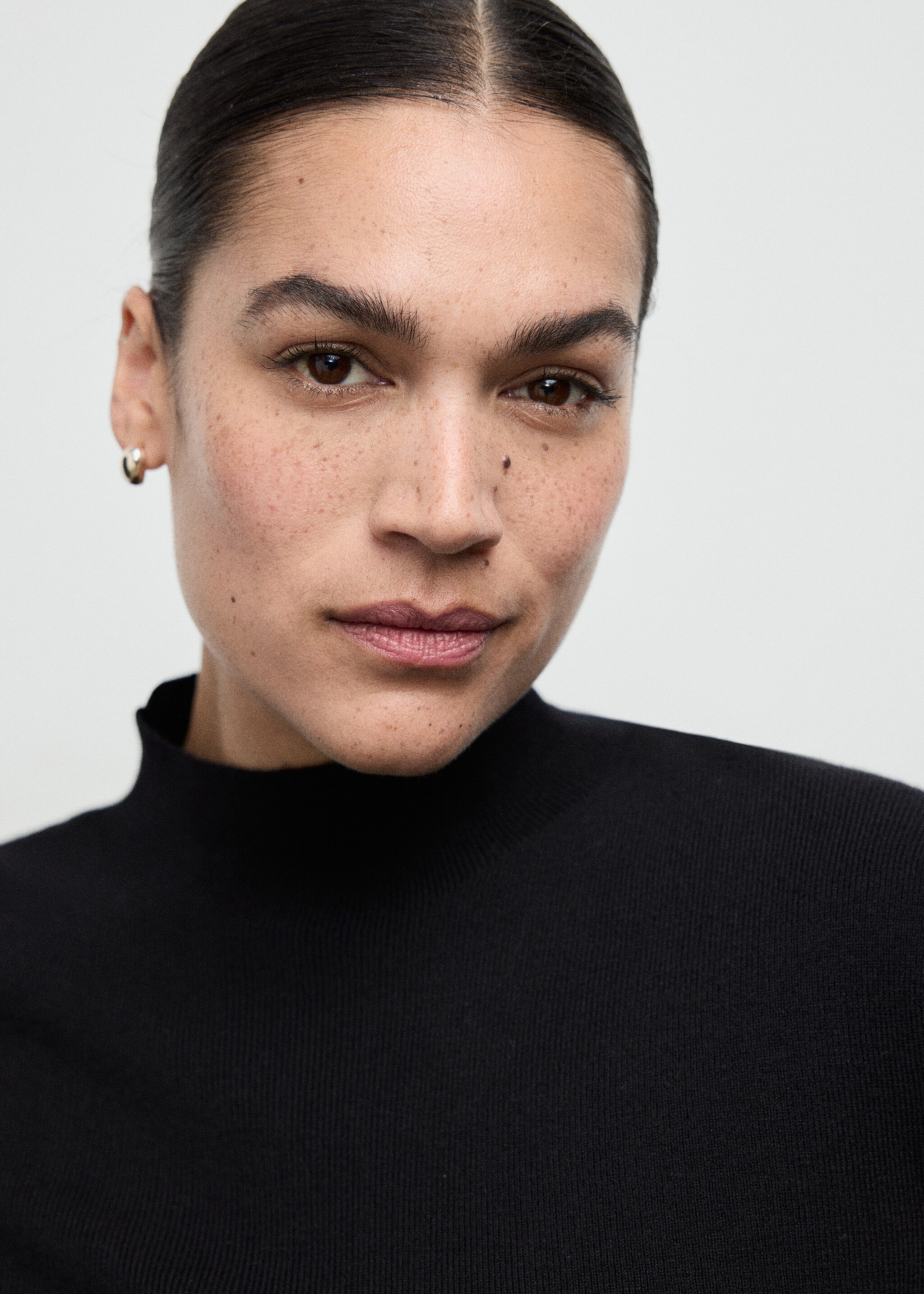 Tailliertes Jersey mit Perkins-Kragen - Detail des Artikels 4, Schwarz. Ref: 17007802-00.