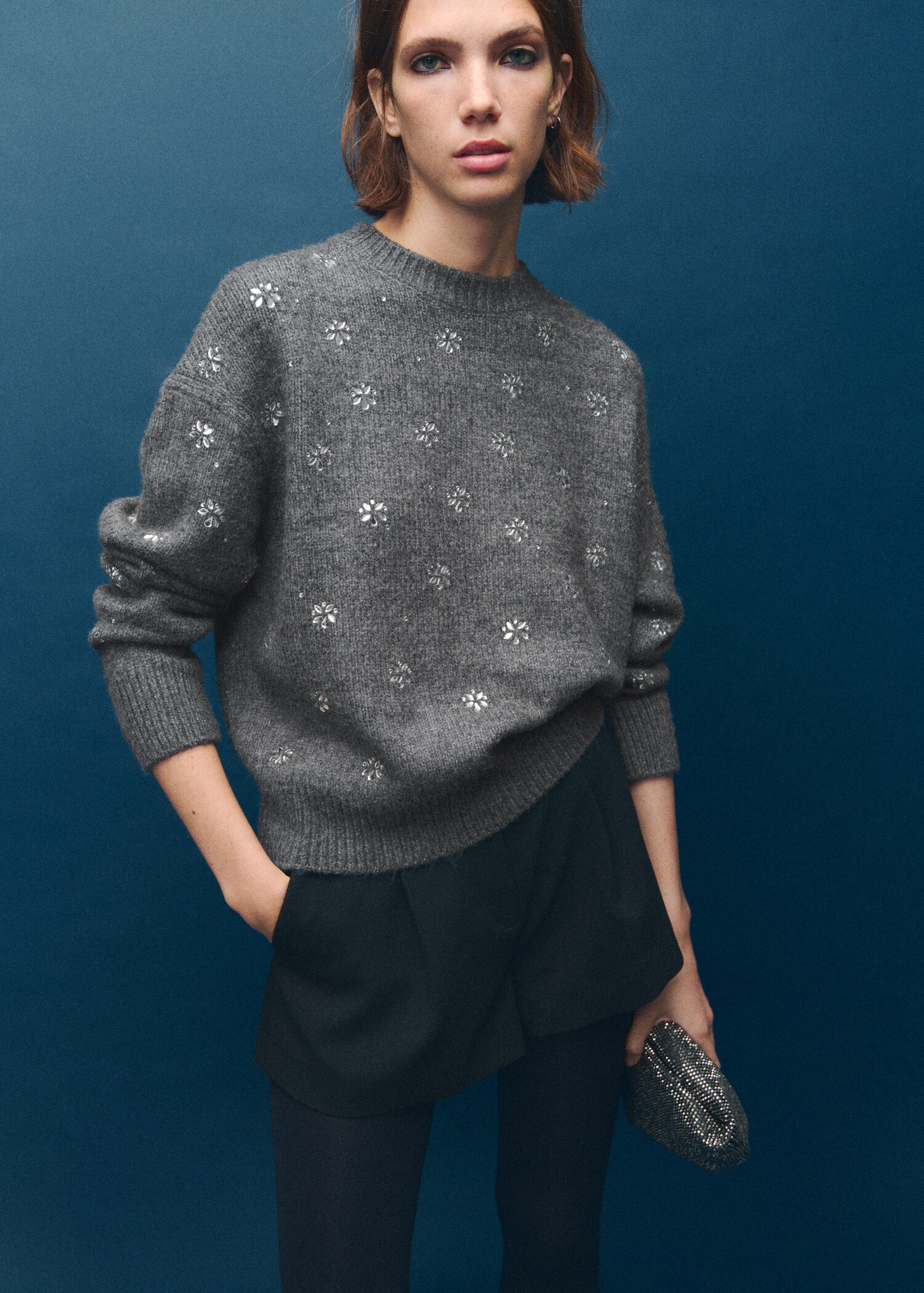 Pull-over détail à cristaux - Plan moyen