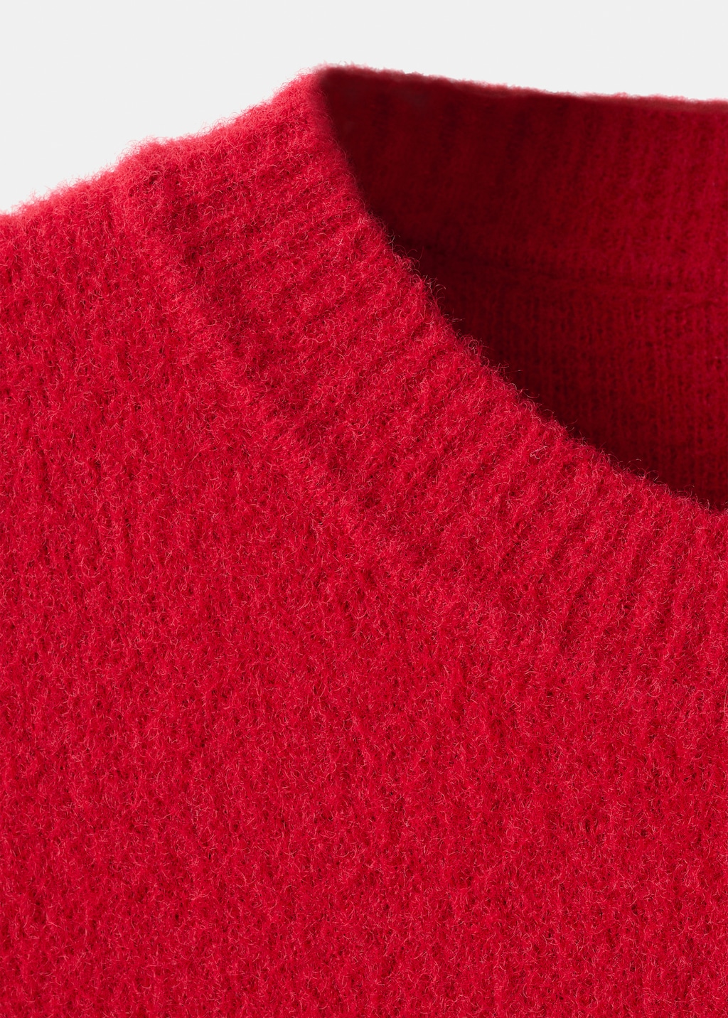 Round-neck knitted sweater