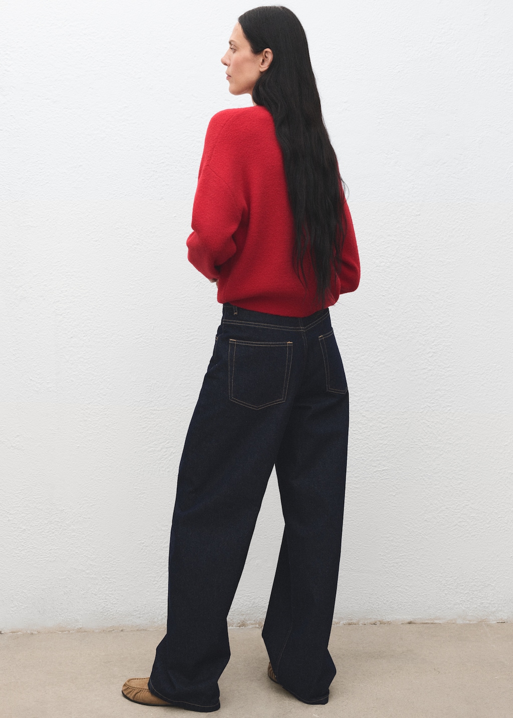 Round-neck knitted sweater