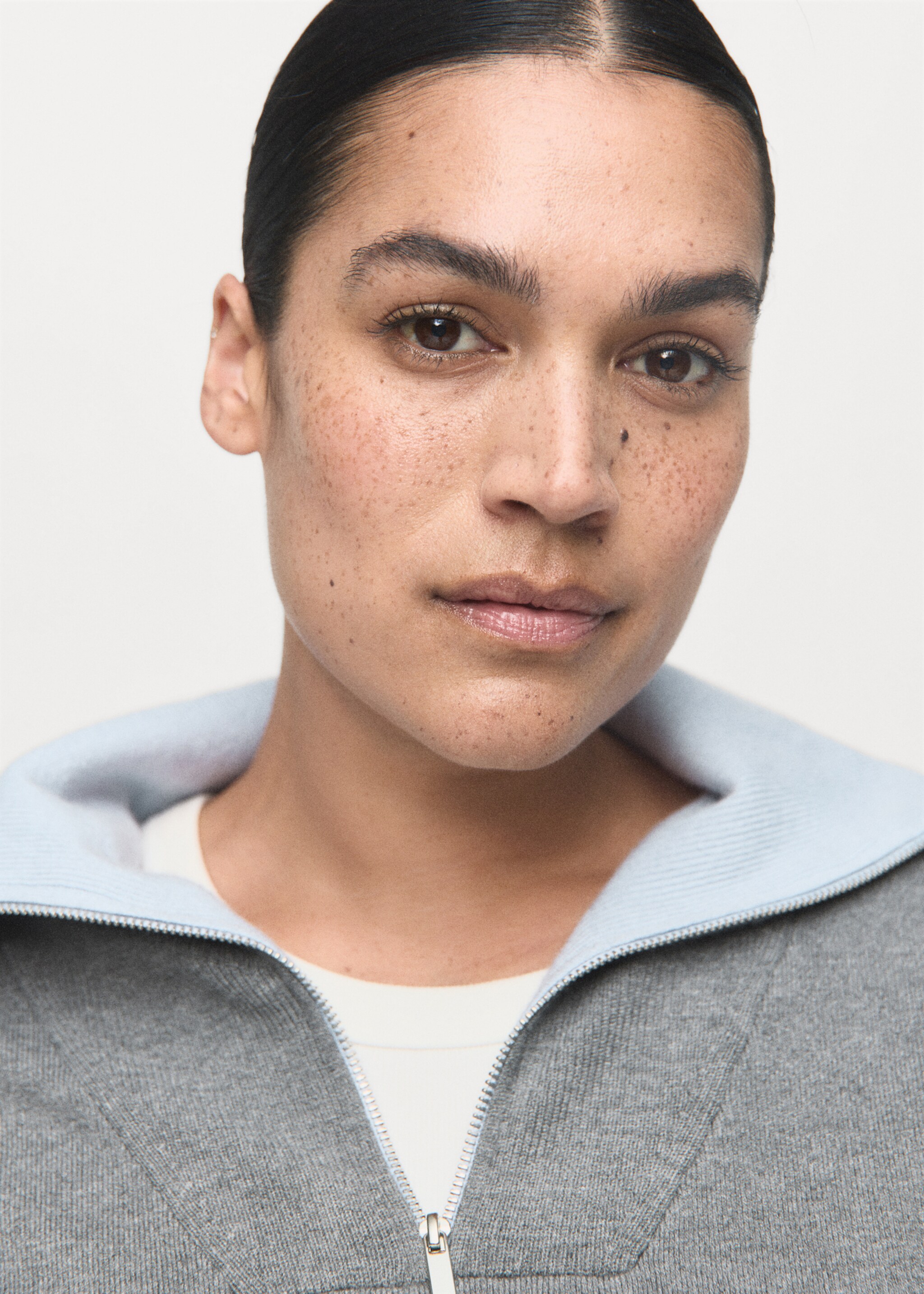 Turtleneck sweater with zip - Details of the article 4, Grey. Ref: 17007833-00.