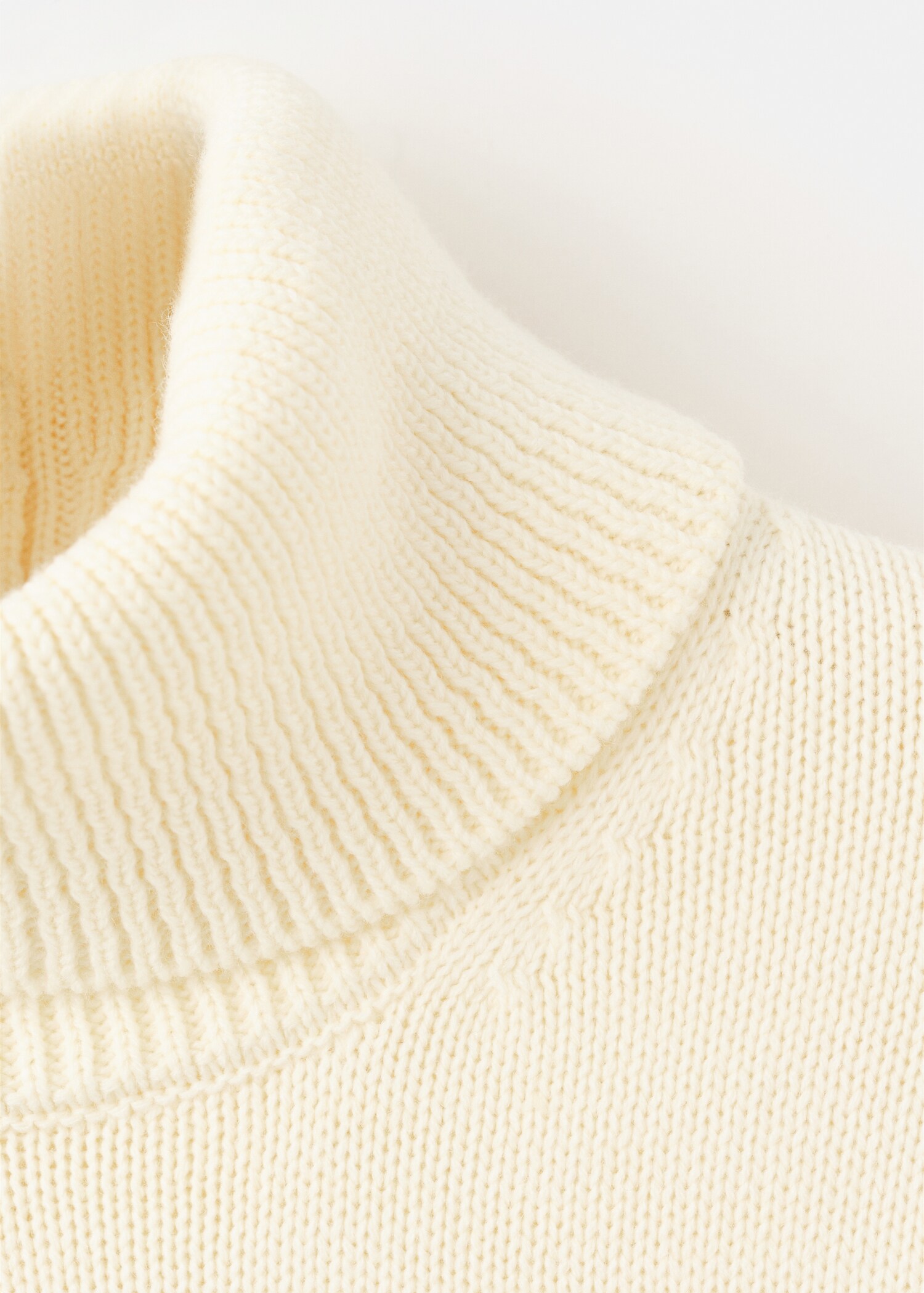 Rollkragenpullover mit Öffnungen - Detail des Artikels 0