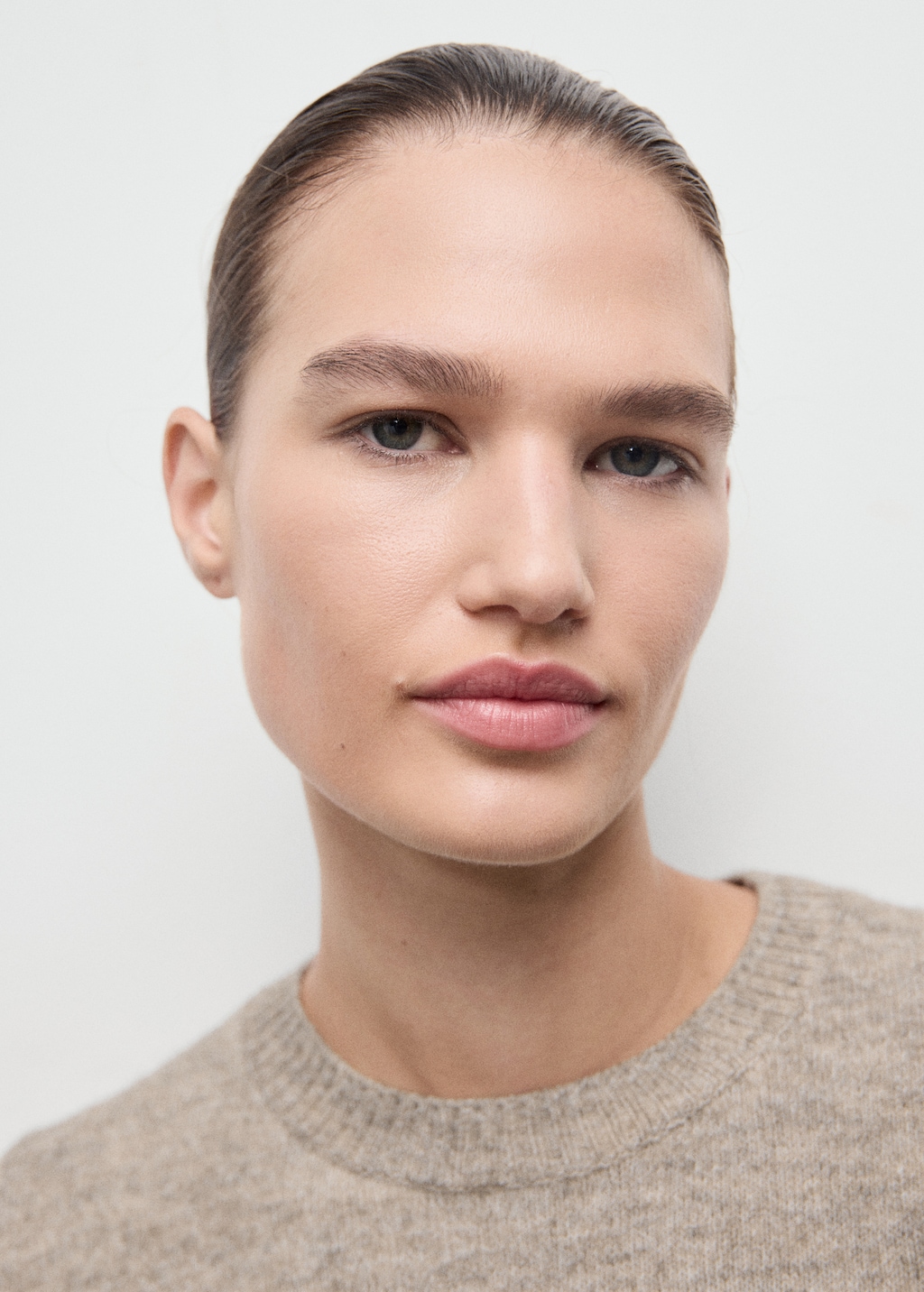 Short-sleeved knitted sweater