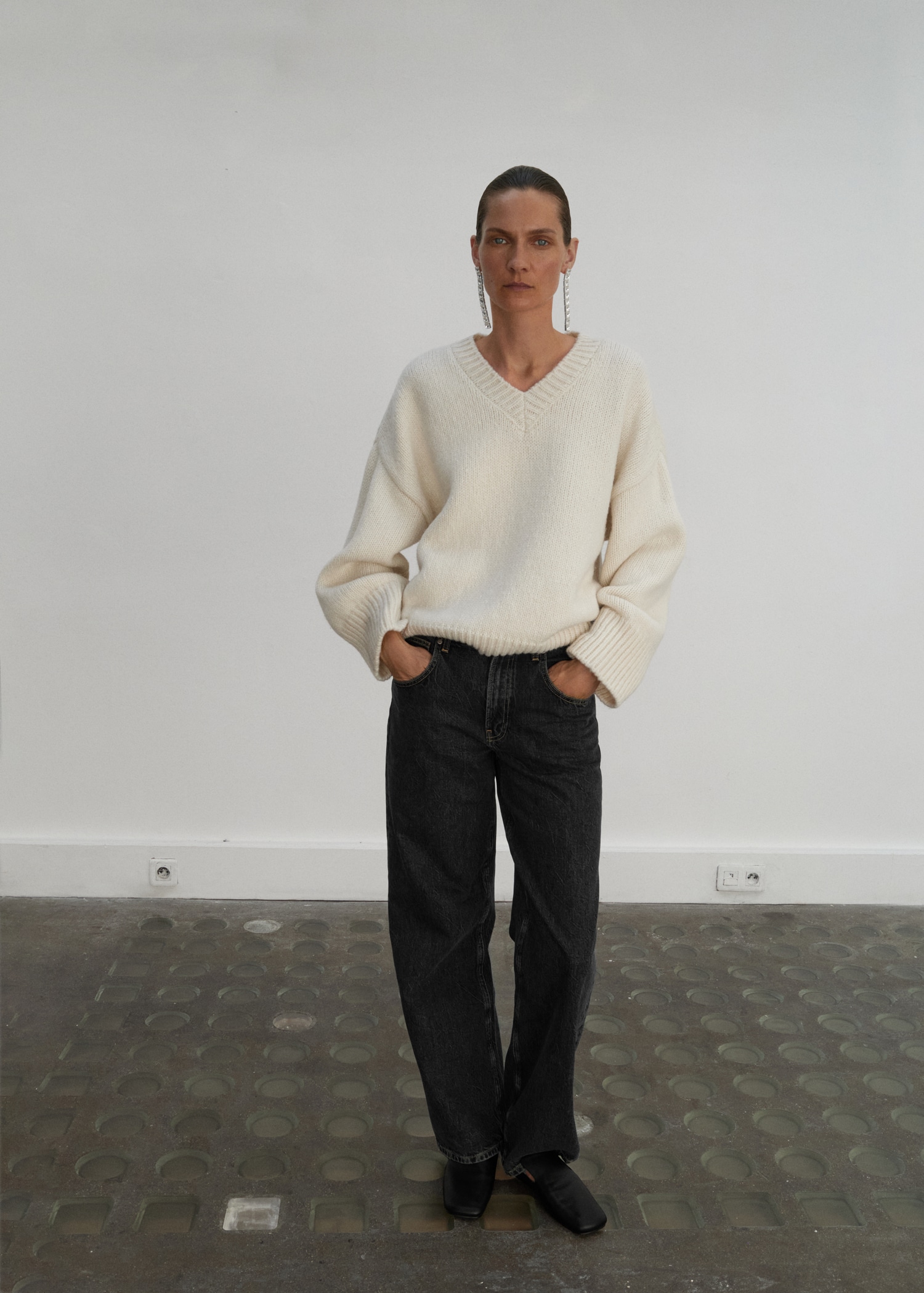 V-neck wool sweater - Details of the article 1