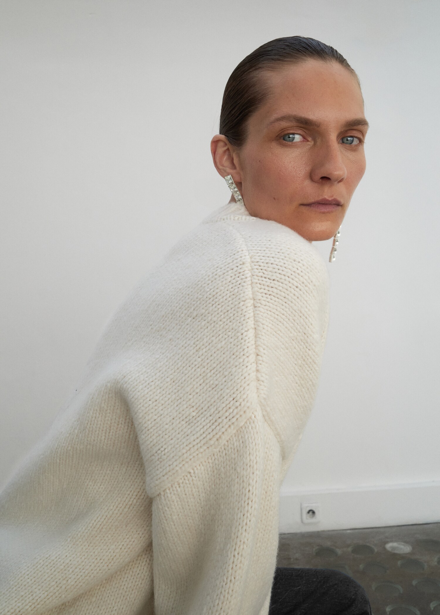 V-neck wool sweater - Details of the article 2