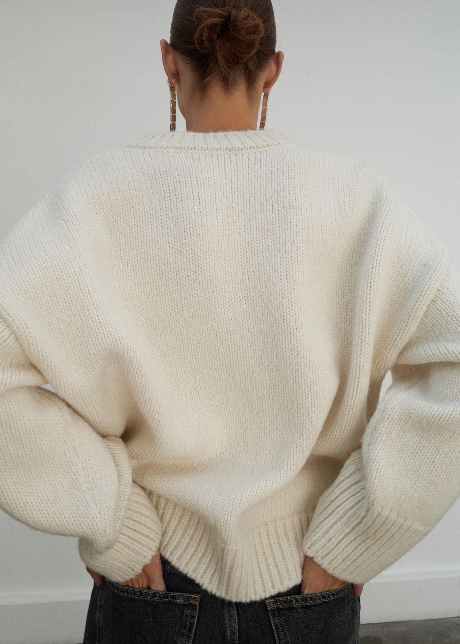 V-neck wool sweater - Reverse of the article