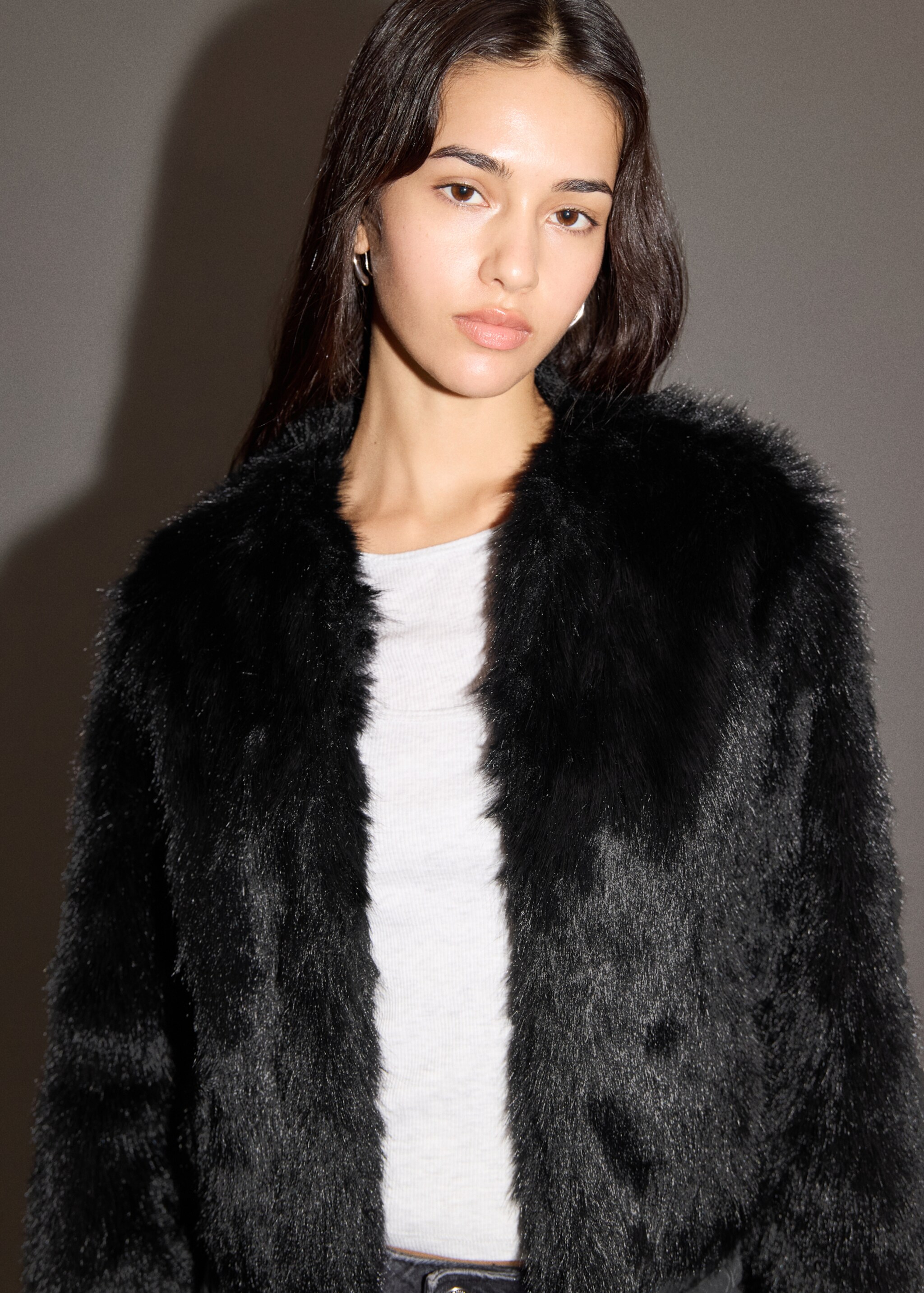 Short fur effect coat - Details of the article 1, Black. Ref: 17007887-00.