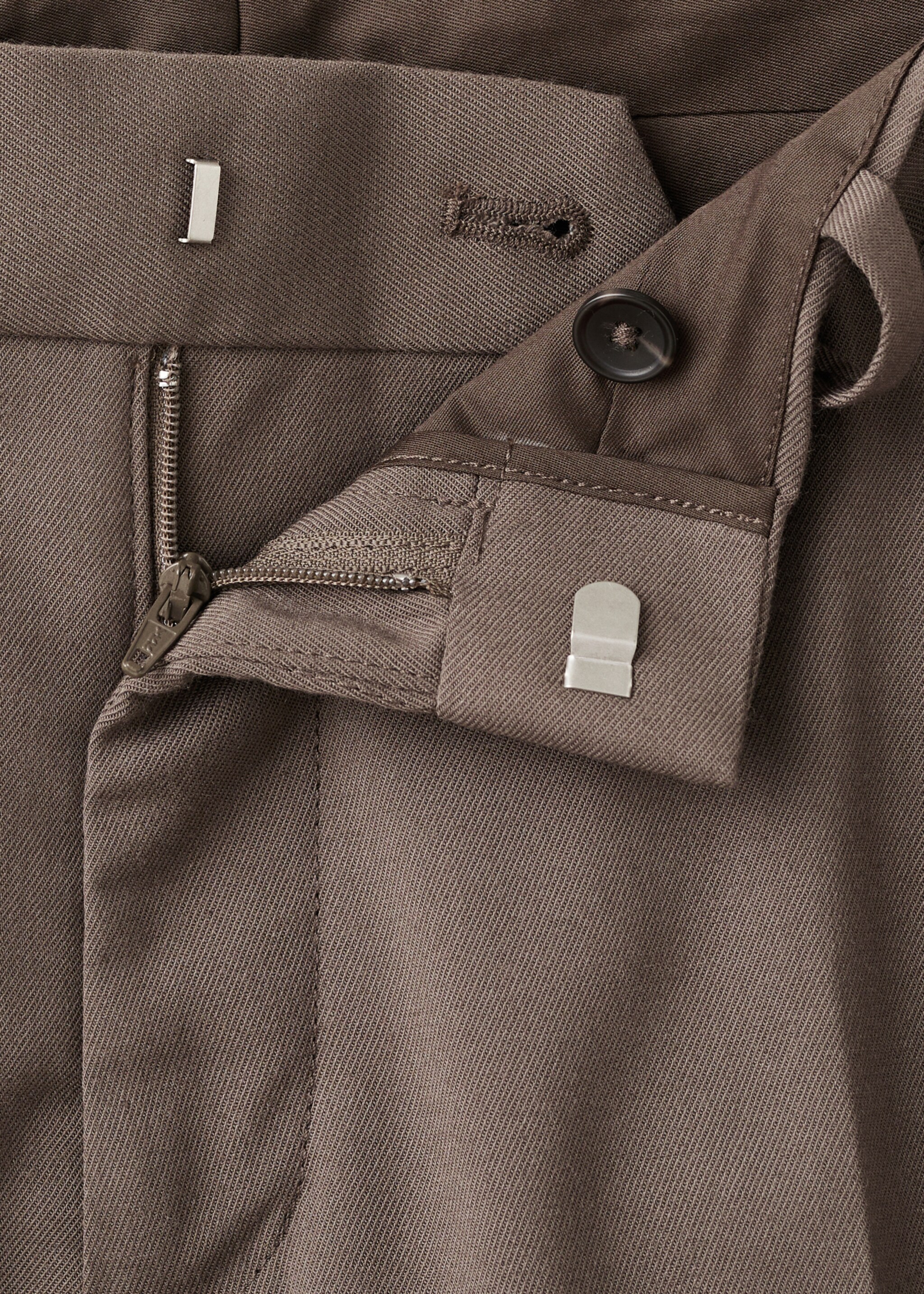 Regular-fit pleated trousers - Details of the article 8, Medium Brown. Ref: 17007890-00.