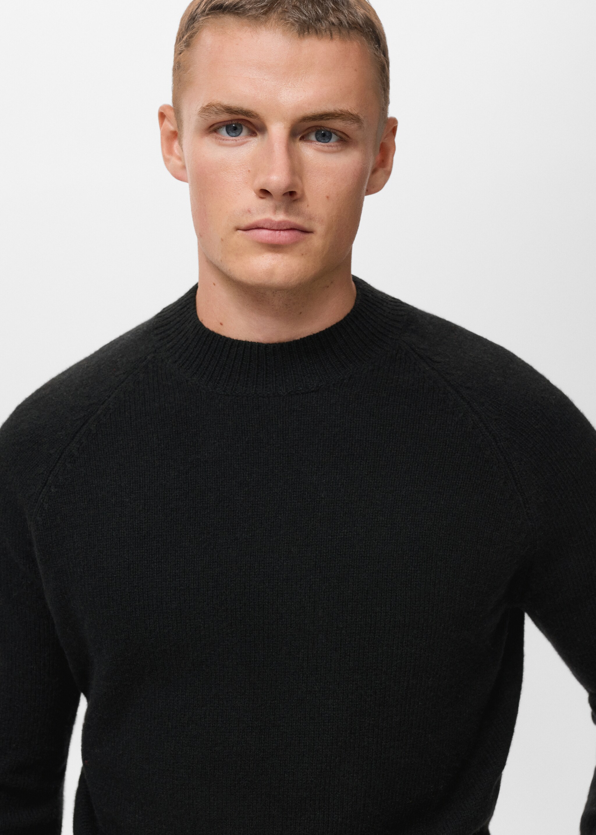 100% Italian wool knitted sweater - Details of the article 1, Black. Ref: 17007907-00.